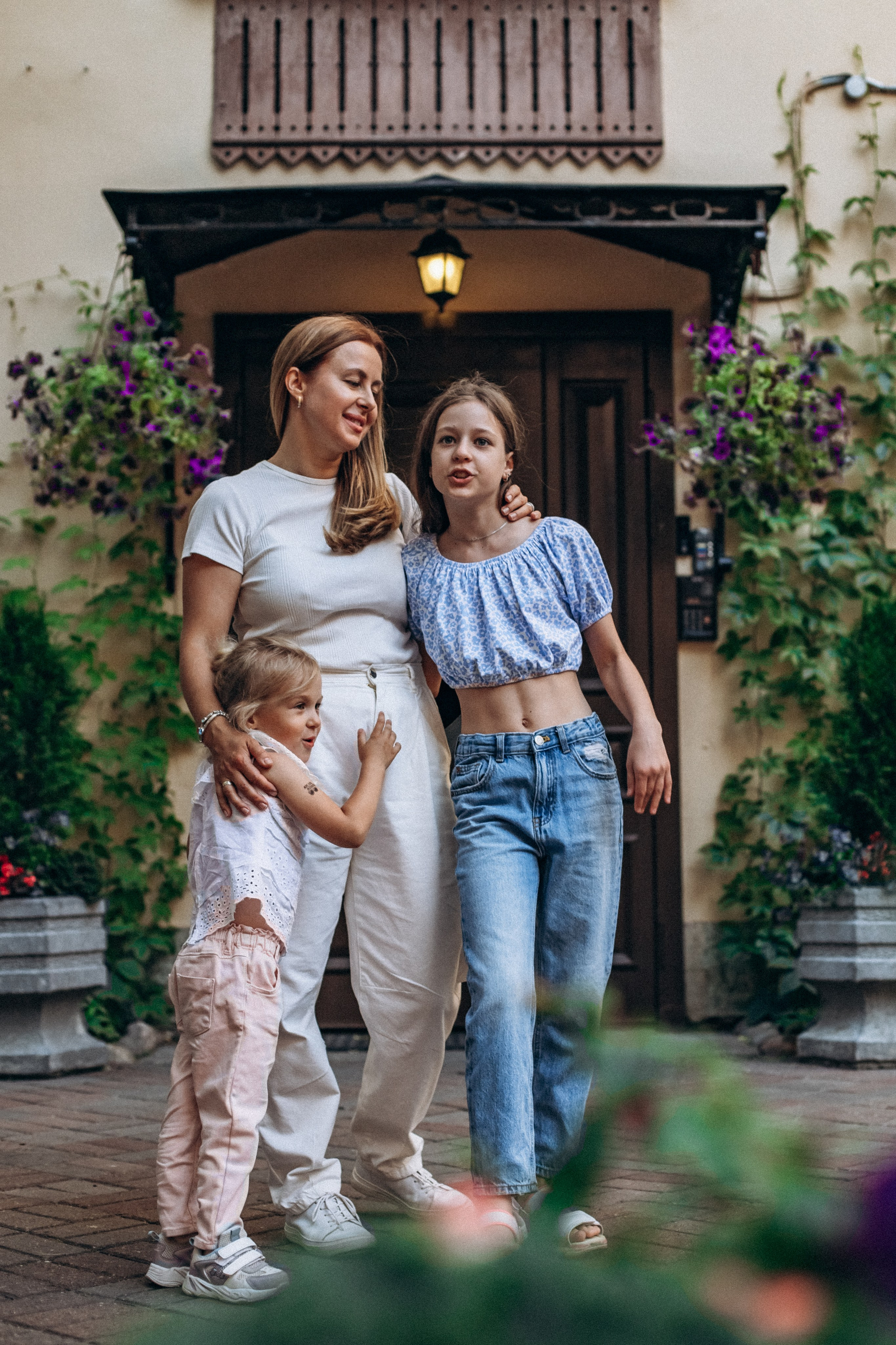 Дарья с семьей в июне. Фотопрогулка в Петербурге. Индивидуальный и семейный фотограф в Санкт-Петербурге