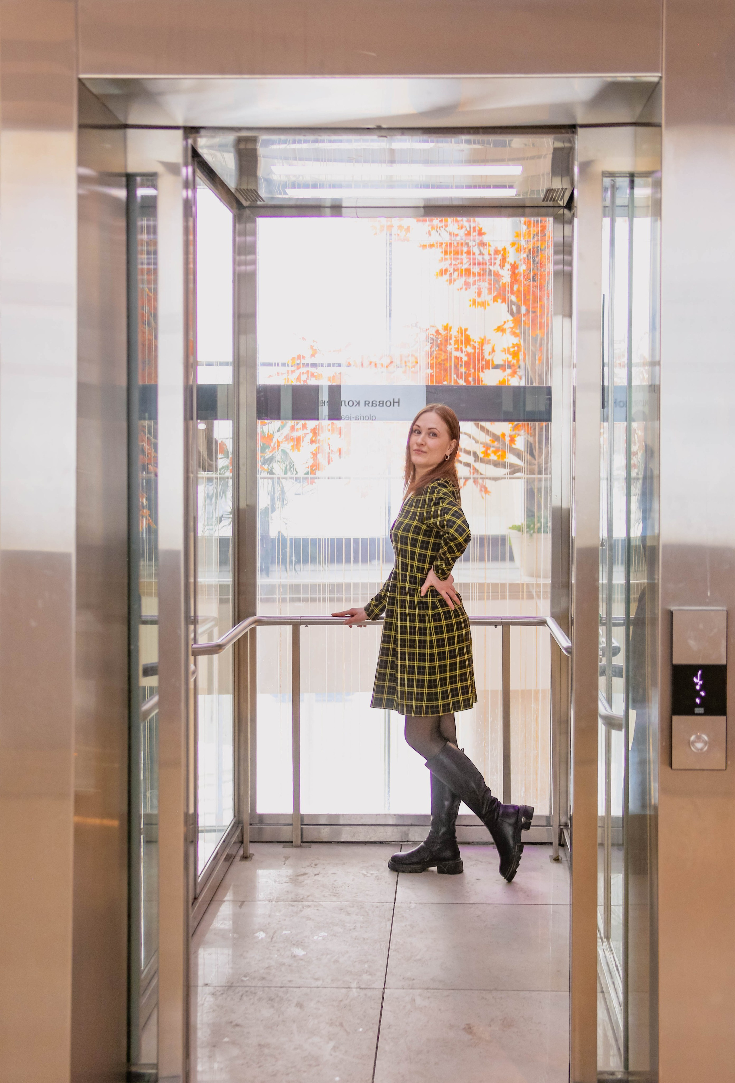 Маша в торговом центре. Фотограф Пермь. Фотосессия в фотостудии Перми и на свежем воздухе