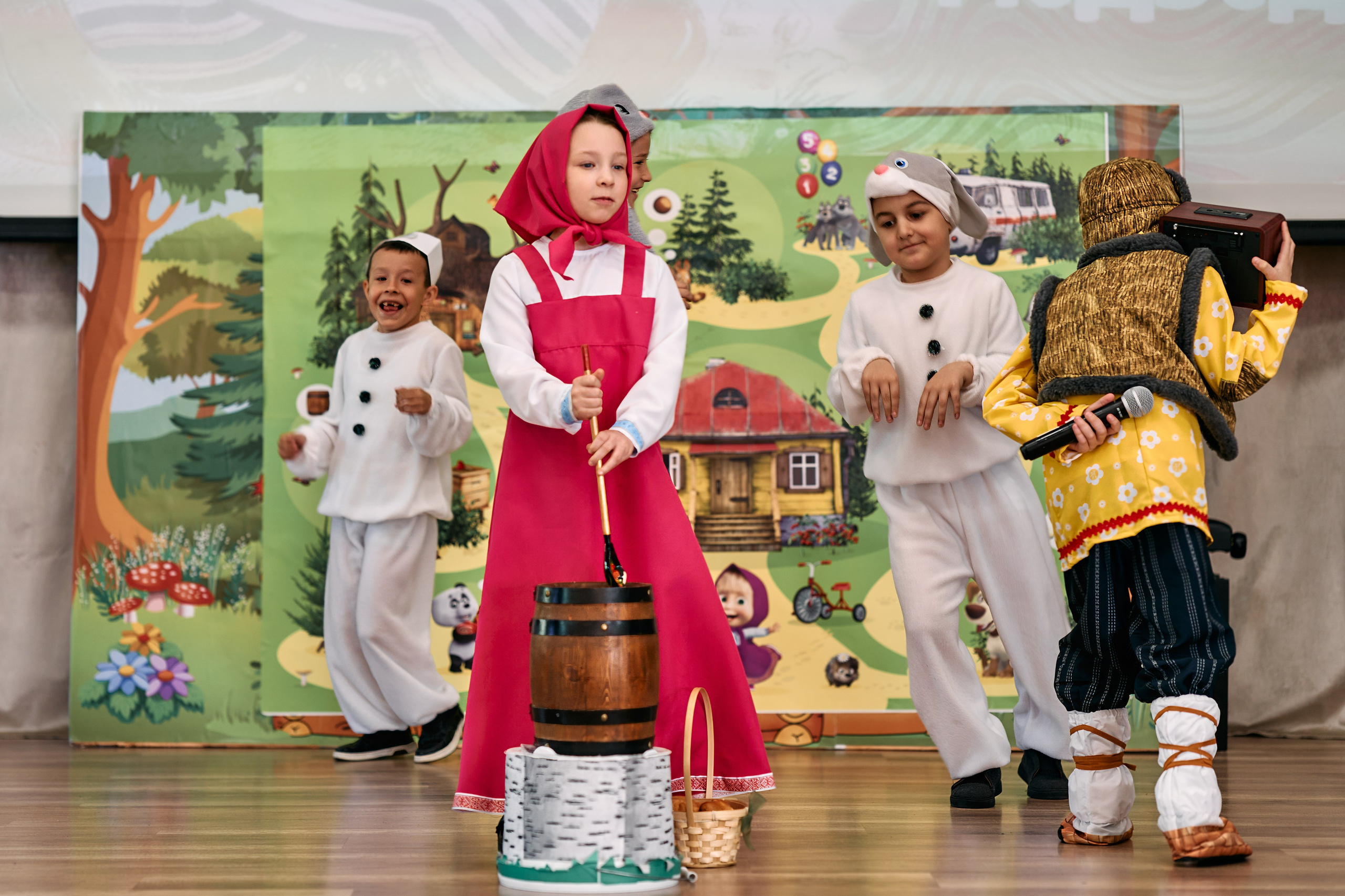 Школьный спектакль "Маша и медведь"  