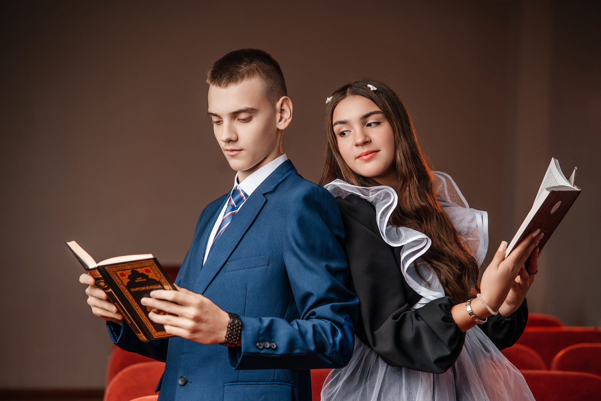Классическая классика. Школьный фотограф в Валуйках. Фотосессии для выпускников и изготовление выпускных альбомов в городе Валуйки и в Белгородской области