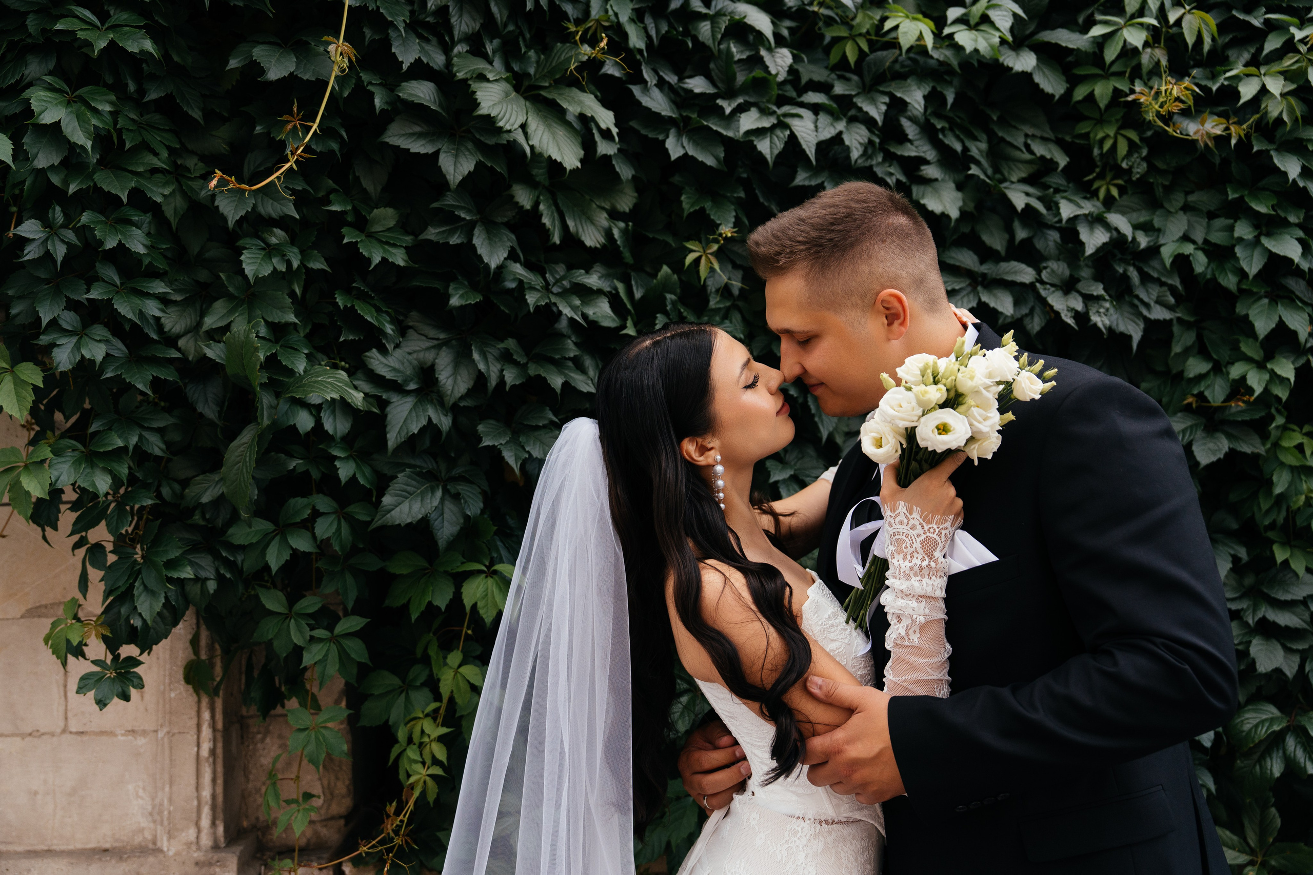 Свадебная фотосессия в Москве у высотки на Котельнической набережной. Свадебный фотограф в Москве Анна Полушина