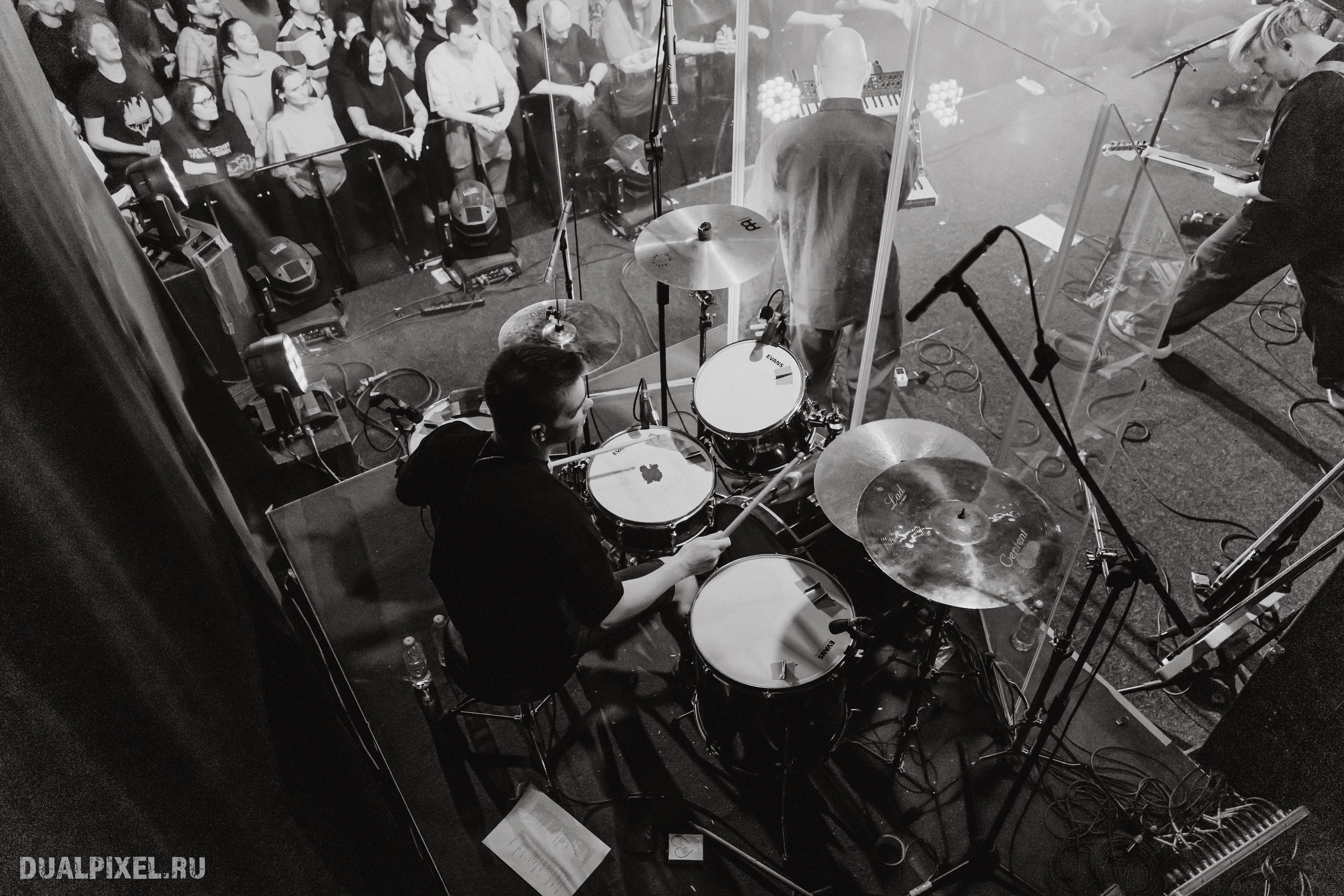 DenDerty концерт в Москве 30.03.2025. Магия музыки в кадре: Концертная Фотография