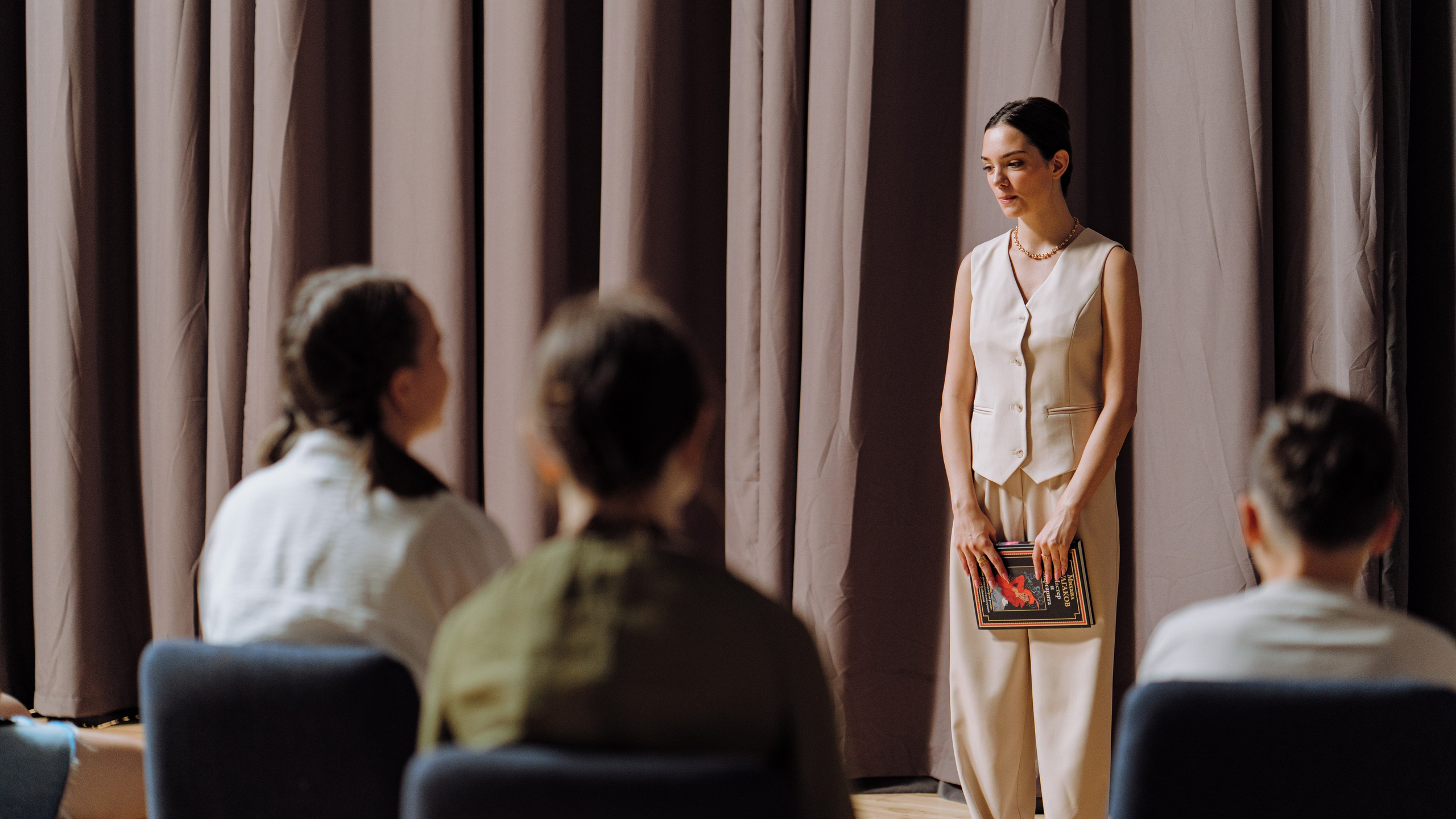 Женя Медведева / Уроки истории. Творческий и репортажный фотограф в Москве Клим Долгов