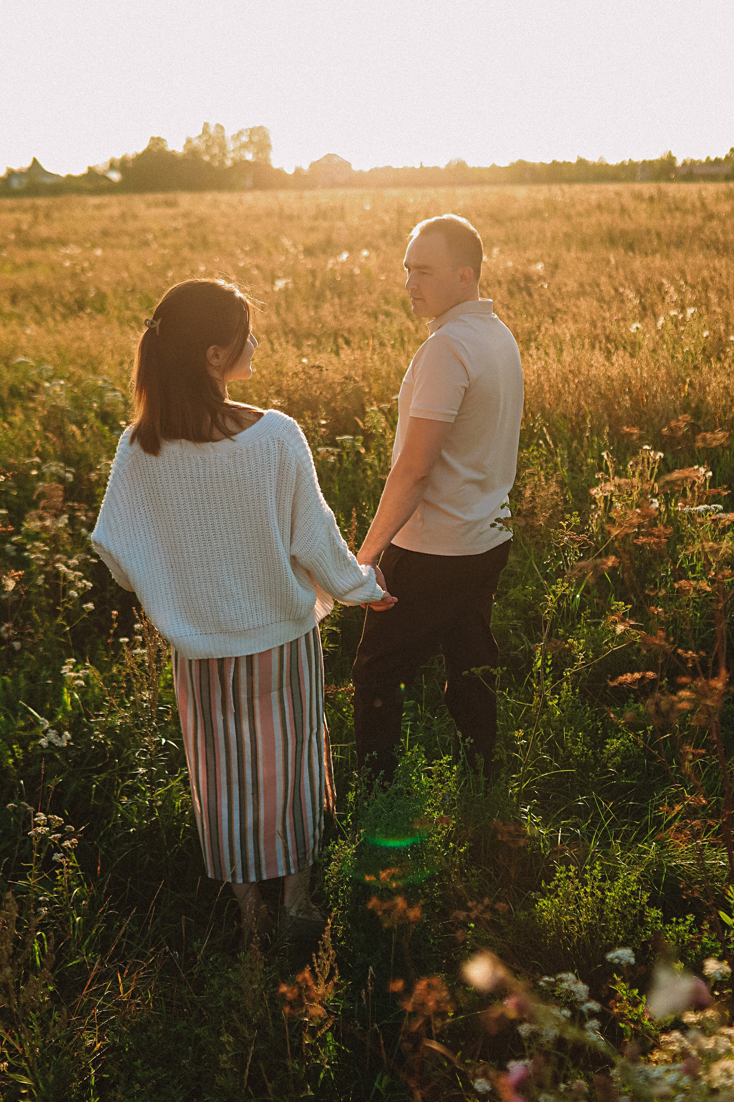 Поле love story на закате. Семейный фотограф Тюмень, фотограф на роды Салмина Мария