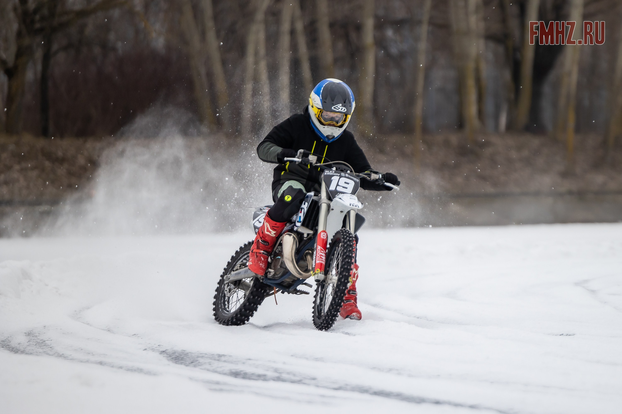 Первый этап Кубка МФР по мотокроссу на льду Большого Крылатского пруда в Москве. 8 февраля 2025 г. Фотограф Владимир Охрименко