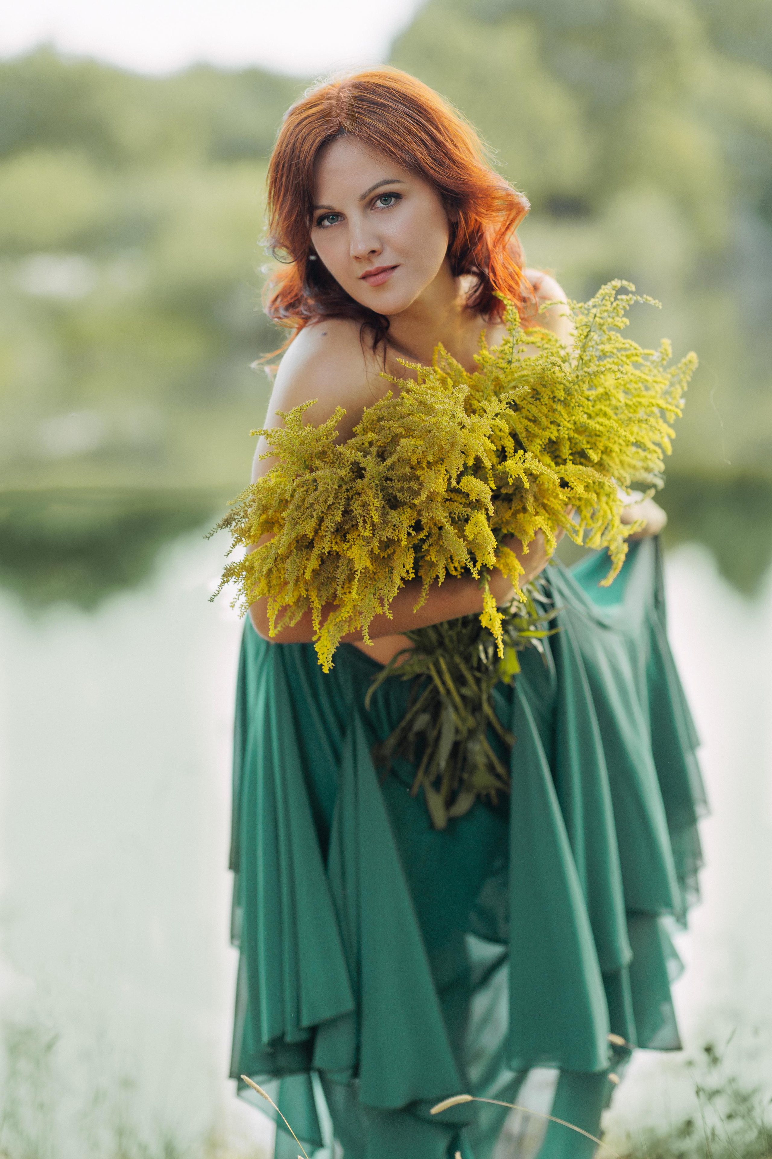 букет и женский портрет у воды