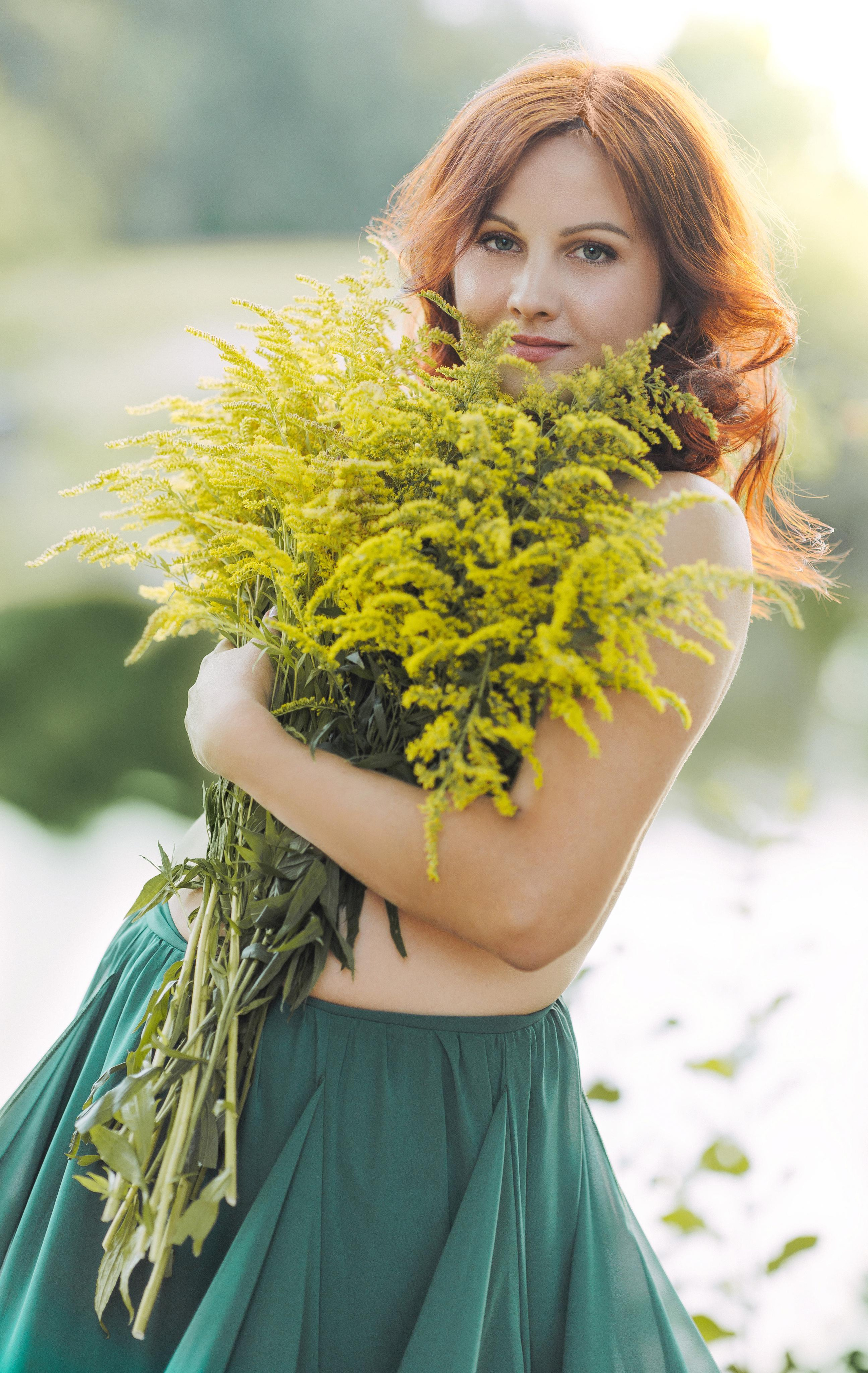 фотосессия с букетом полевых цветов