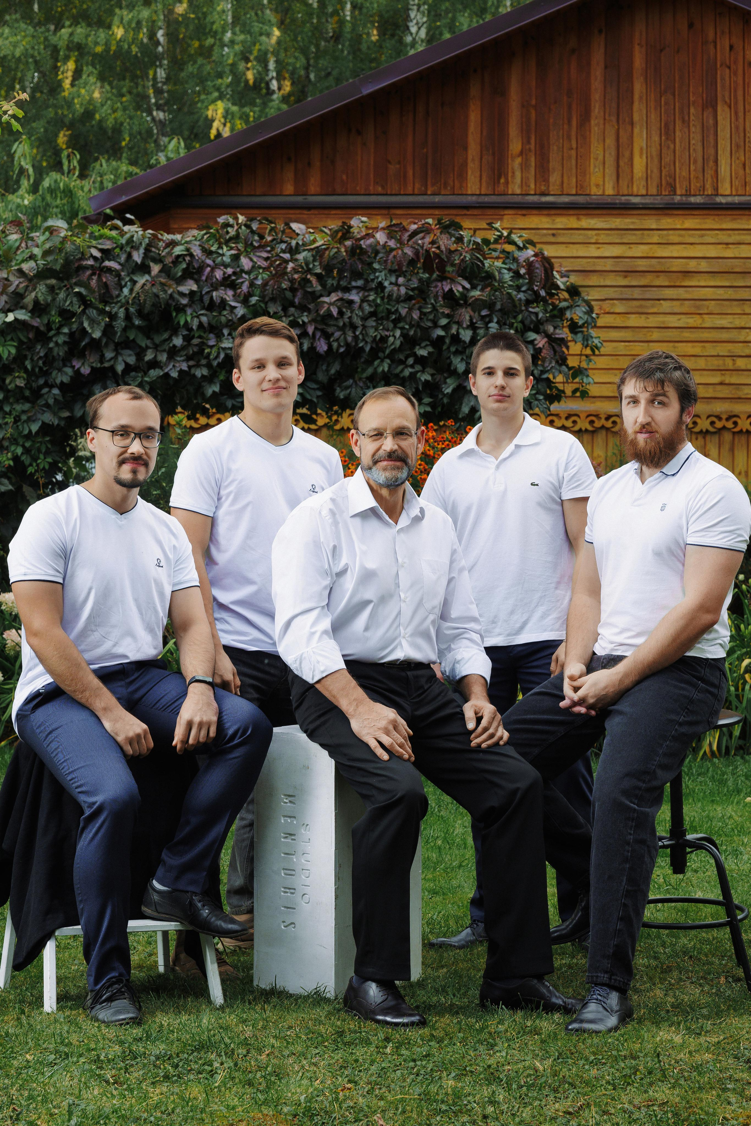 Семейные фото во дворе дома. Фотограф Евгений Топаз