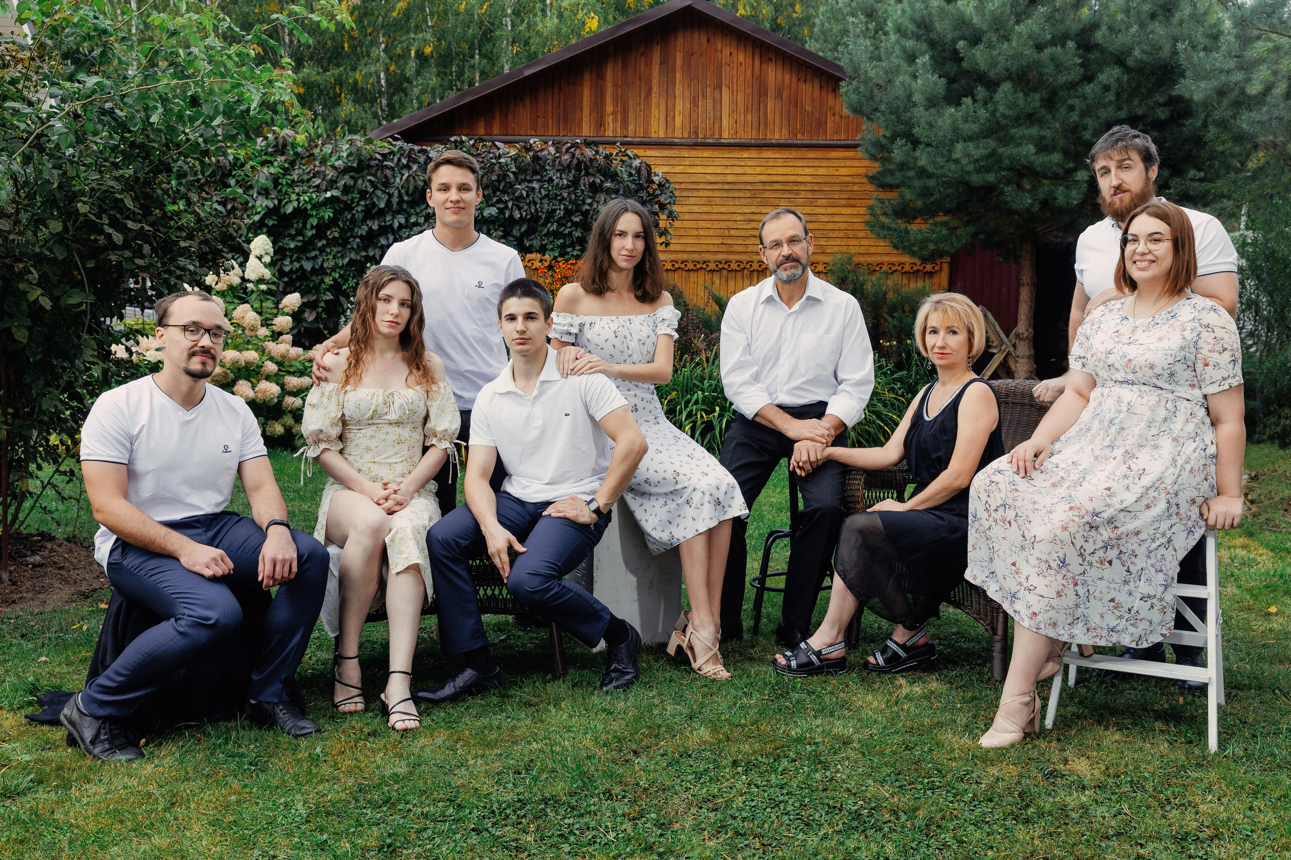 Семейные фото во дворе дома. Фотограф Евгений Топаз