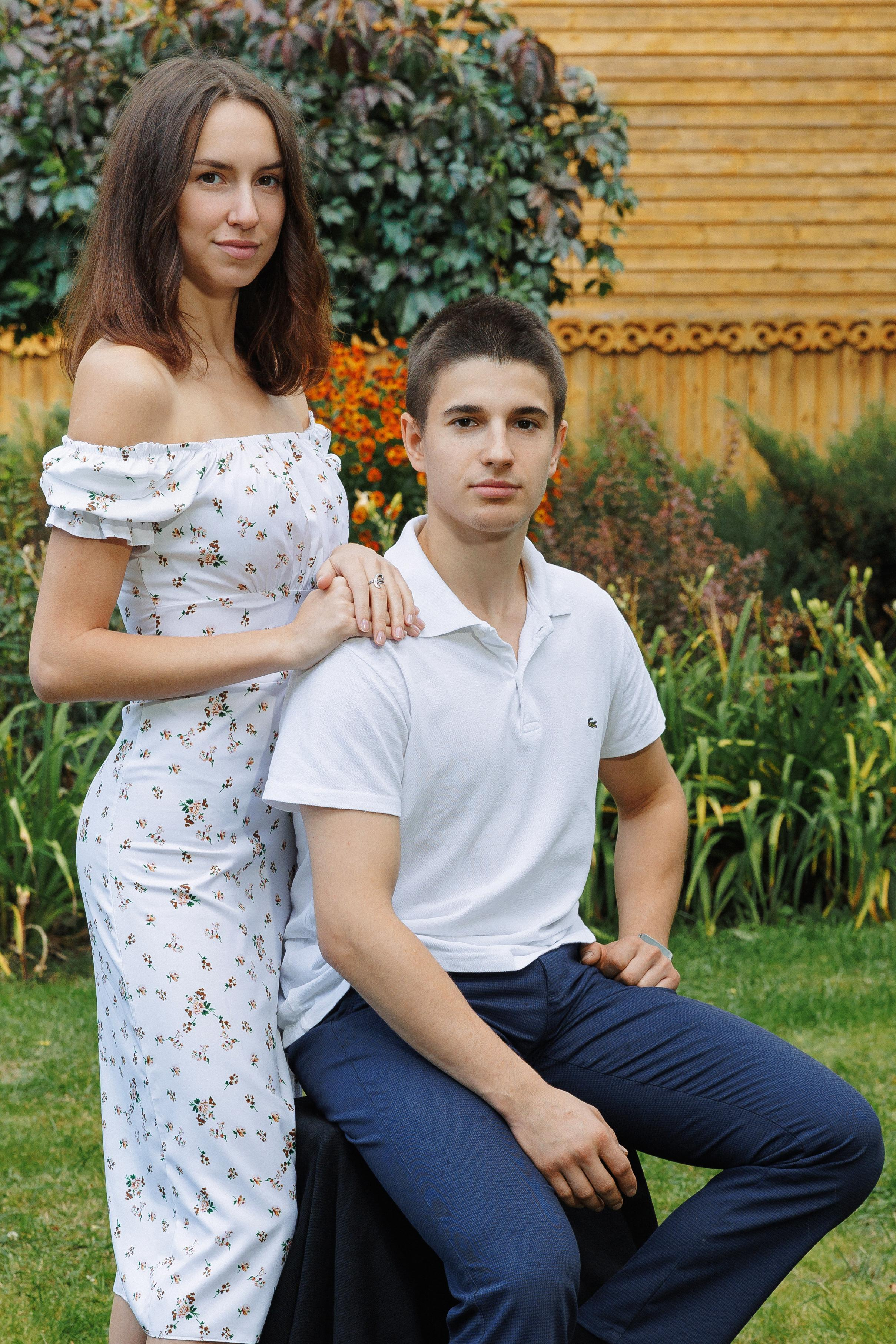 Семейные фото во дворе дома. Фотограф Евгений Топаз