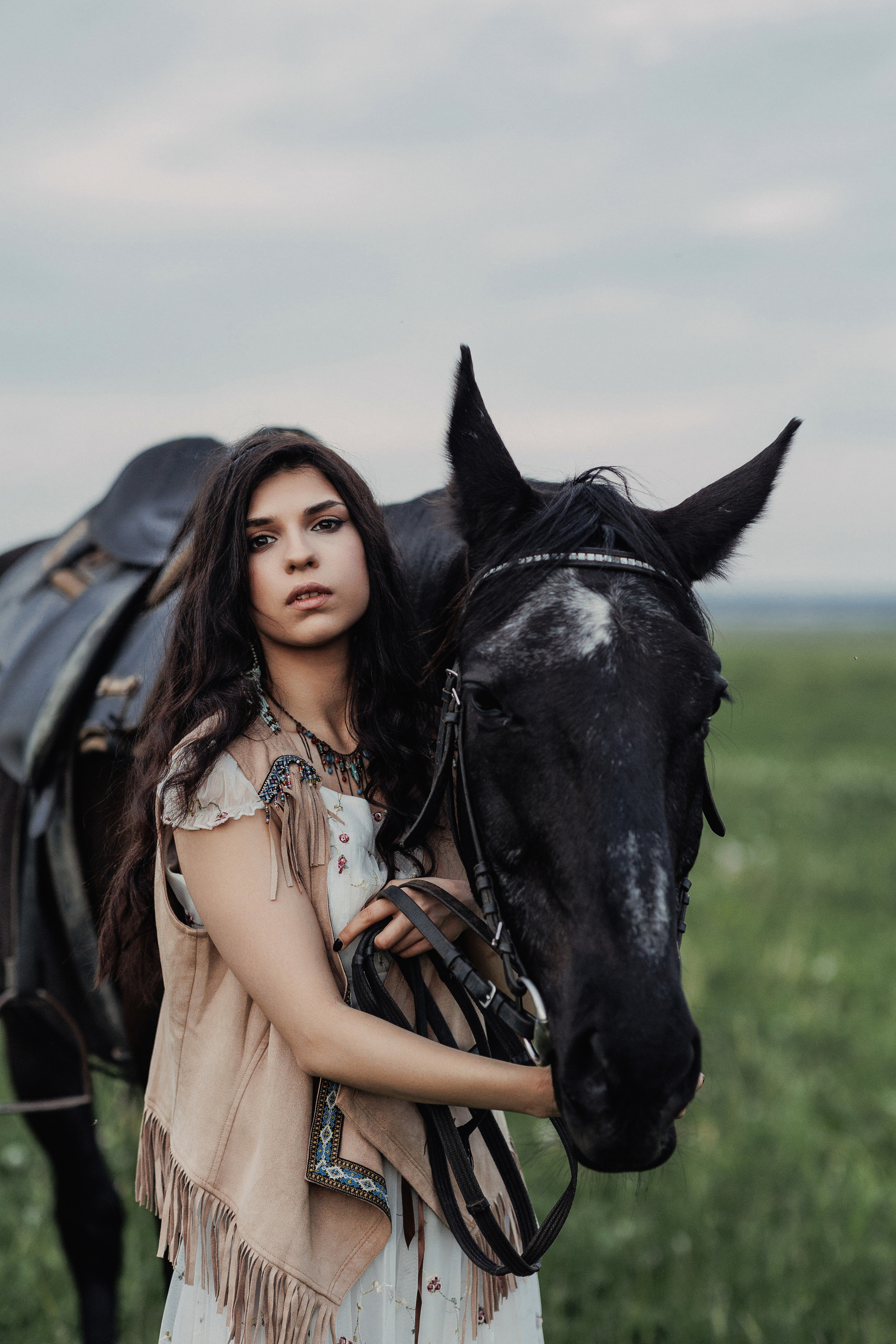 женская портретная съёмка в поле 