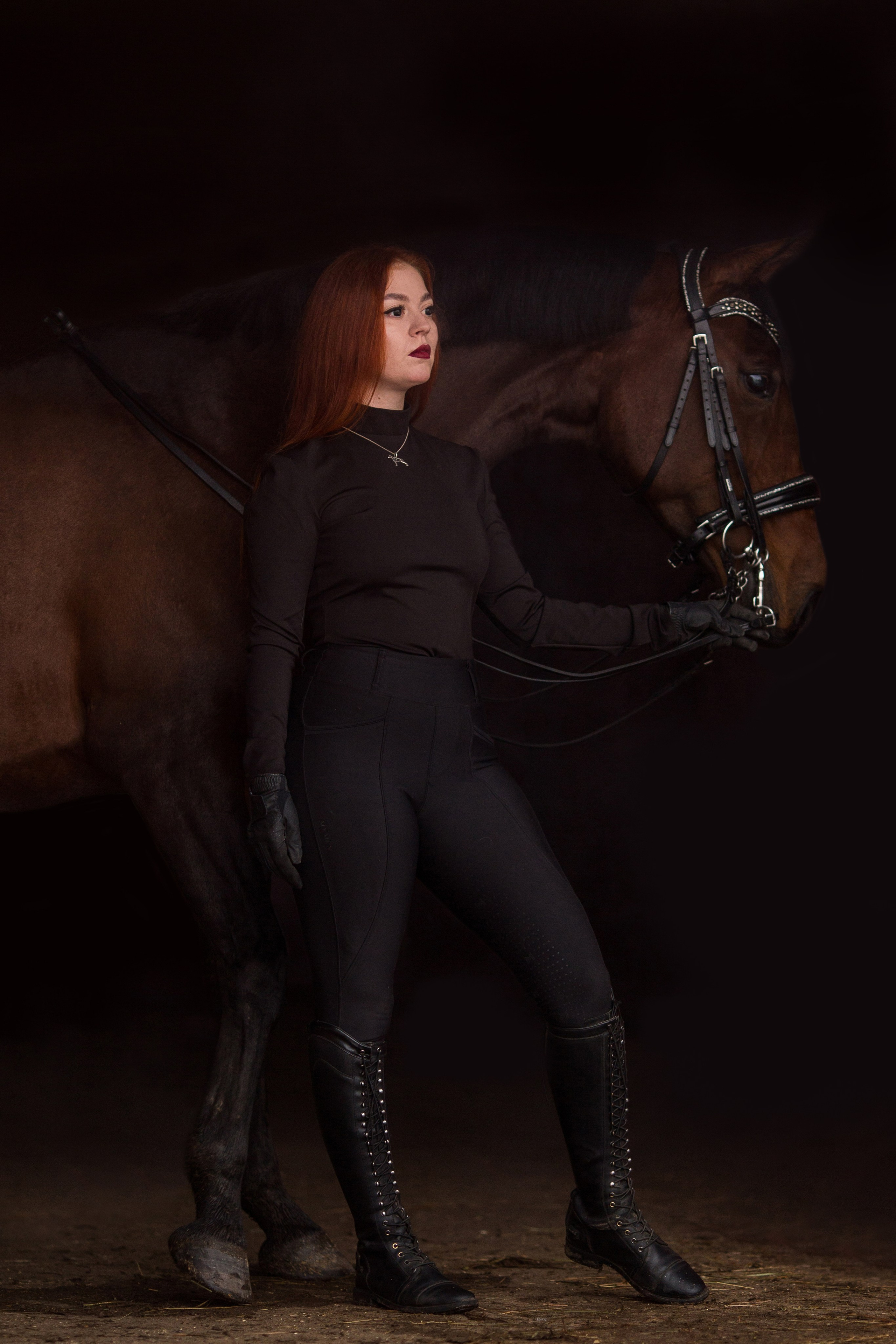 Фотосессия с лошадью в конюшне