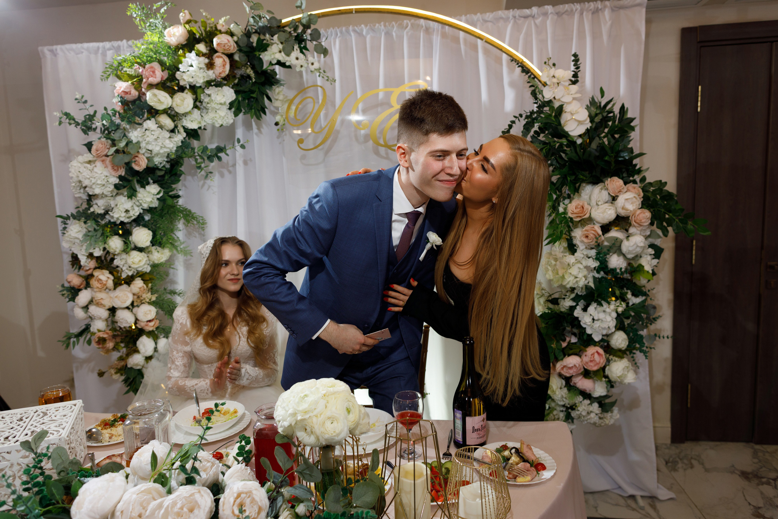 Роскошное утро пары в номере отеля. Олег Сверчков | Свадебный фотограф Вологда