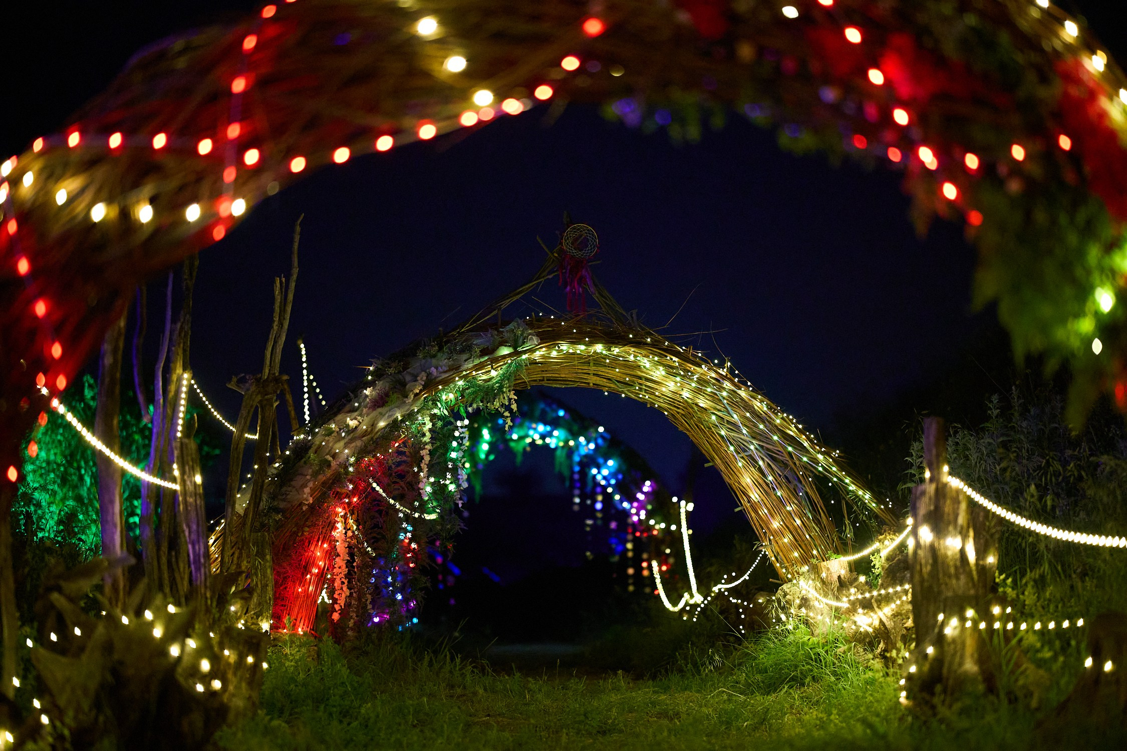 Поскольку я засмотрелся на лаву с моста, я потерял своих спутников и стал фоткать светяшки.