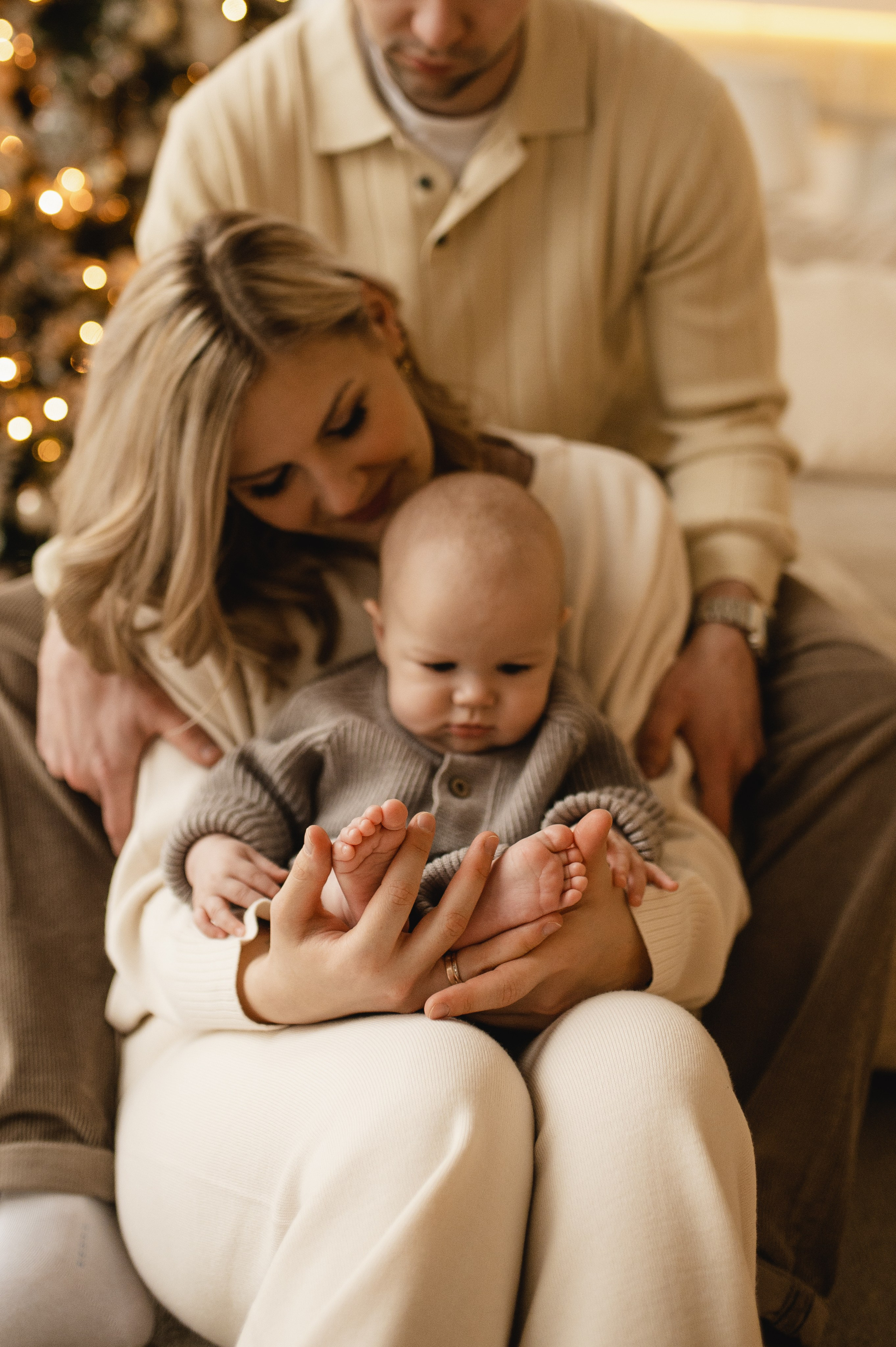 Новогодняя фотосессия в студии с малышом 6 месяцев в Бутово. Семейная фотосессия Бутово Москва фотограф Алина Морщагина