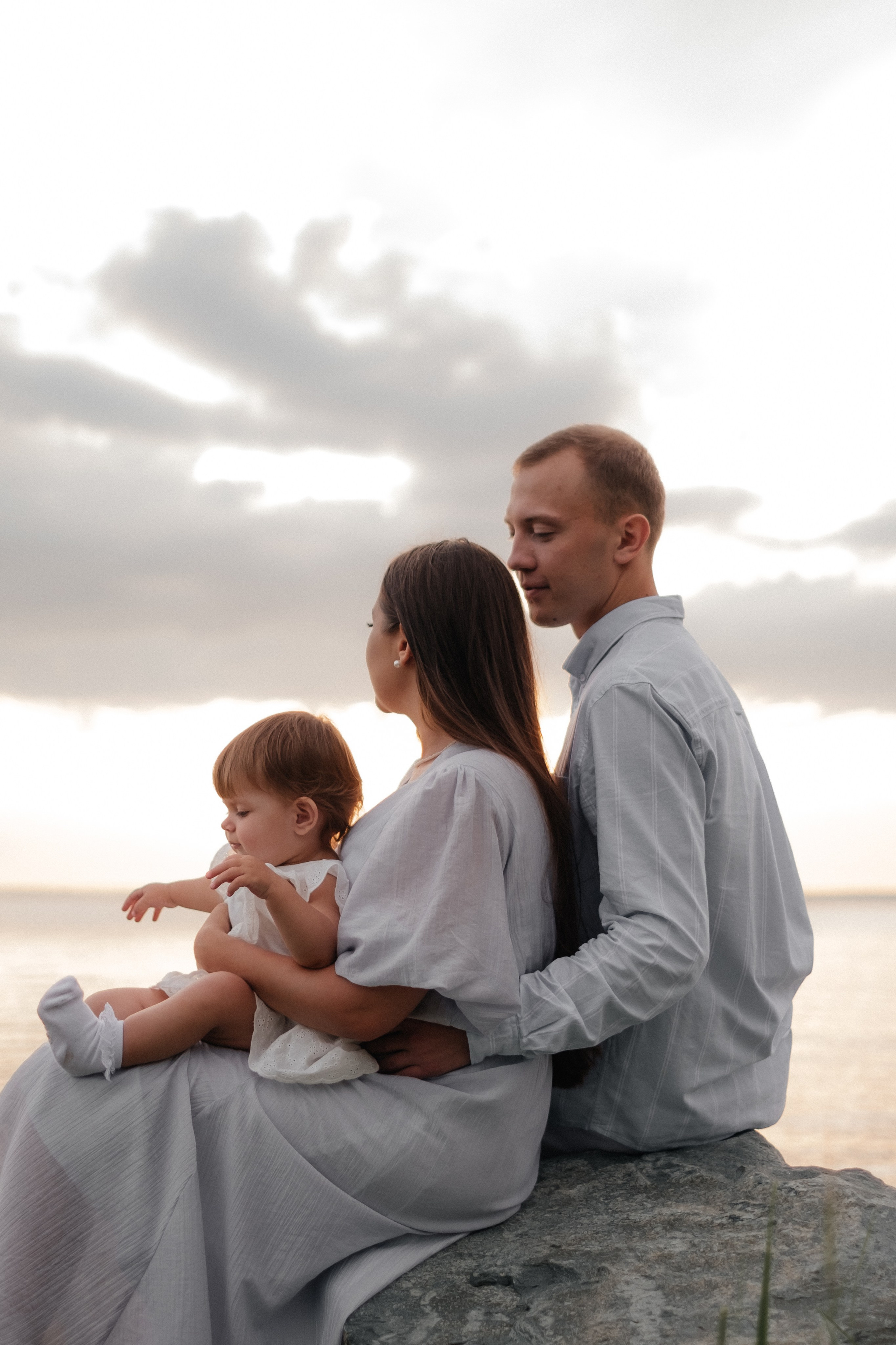 Алина, Ярослав и Тая на берегу. Фотограф в Новосибирске Диана Ильиных