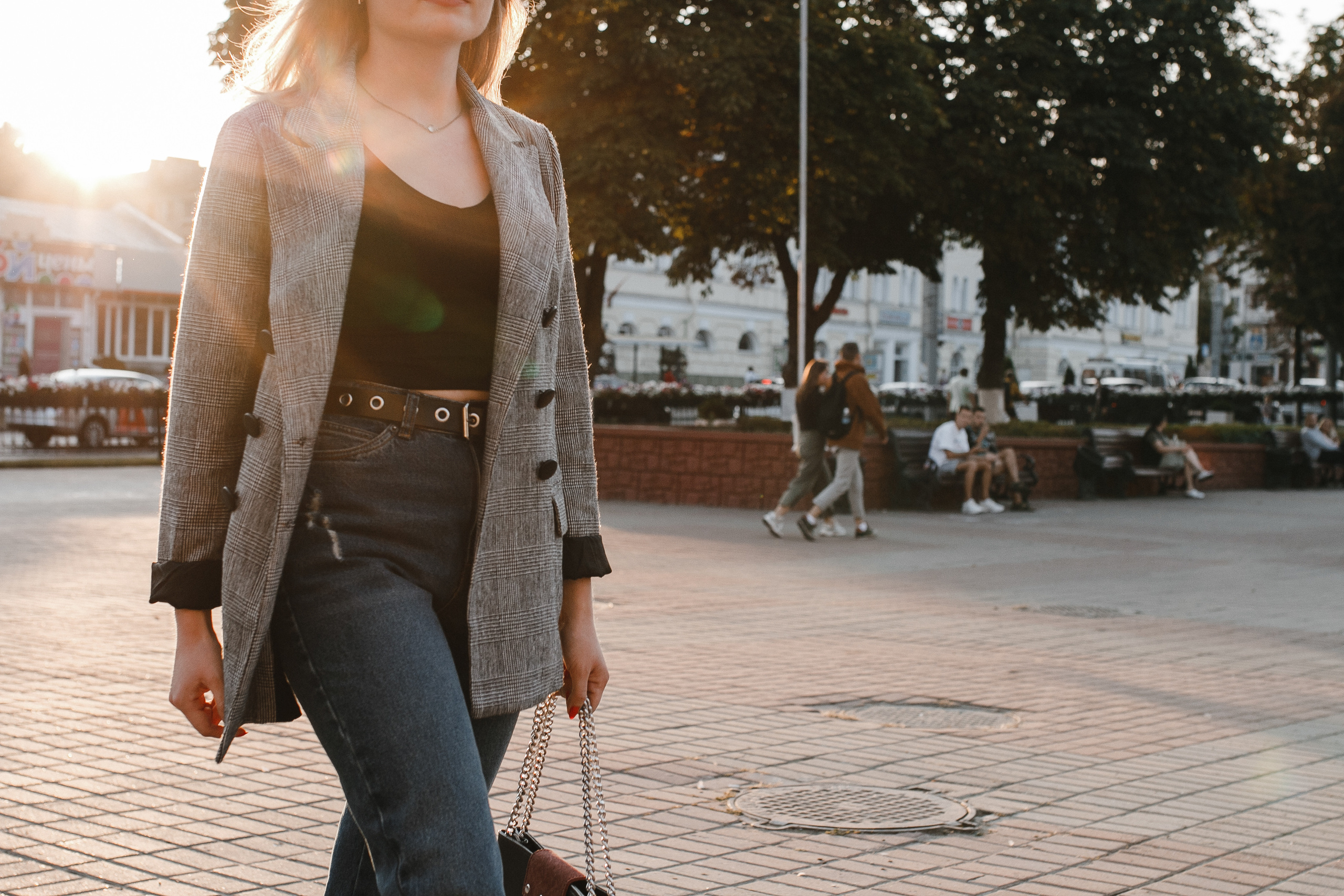 в сером пальто