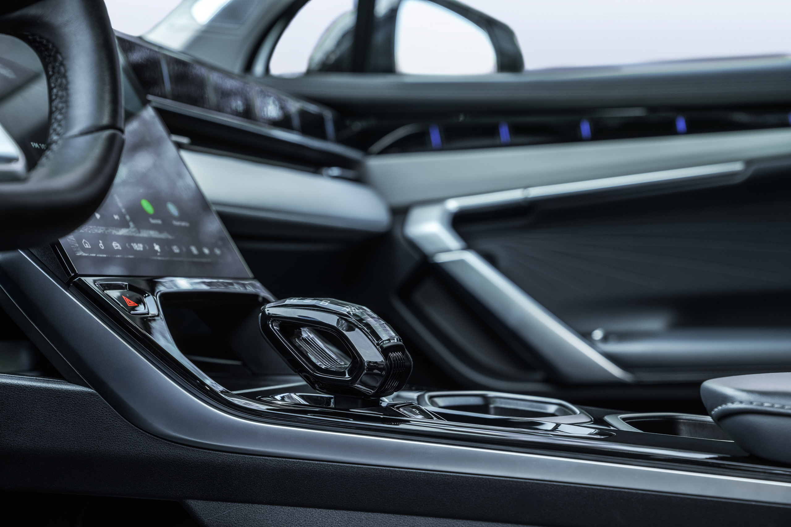 Geely Atlas 2025. Рекламный и портретный фотограф в Алматы, обучение для фотографов — Равиль Абушаев