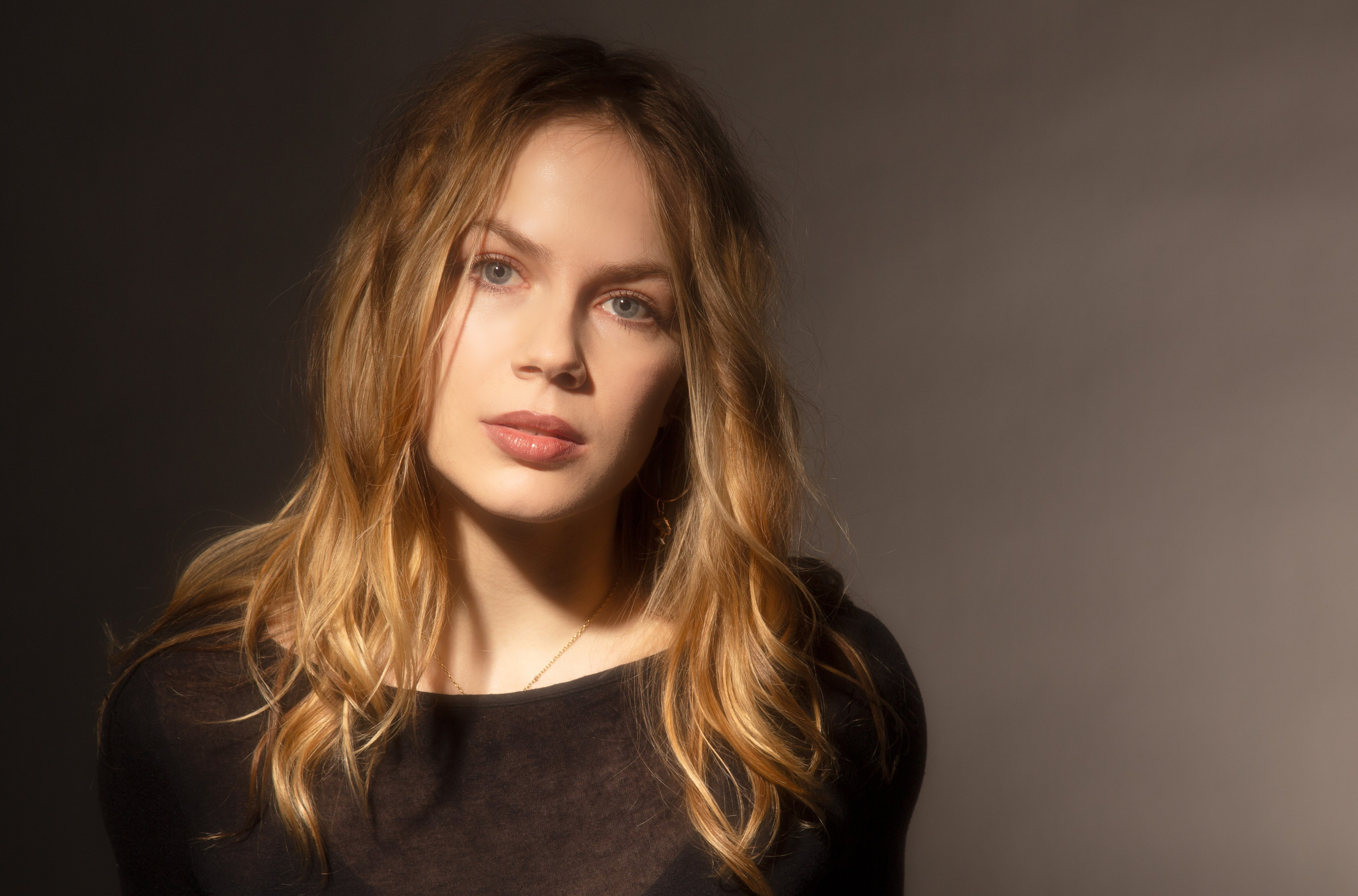 Фотосессия с жестким темным светом