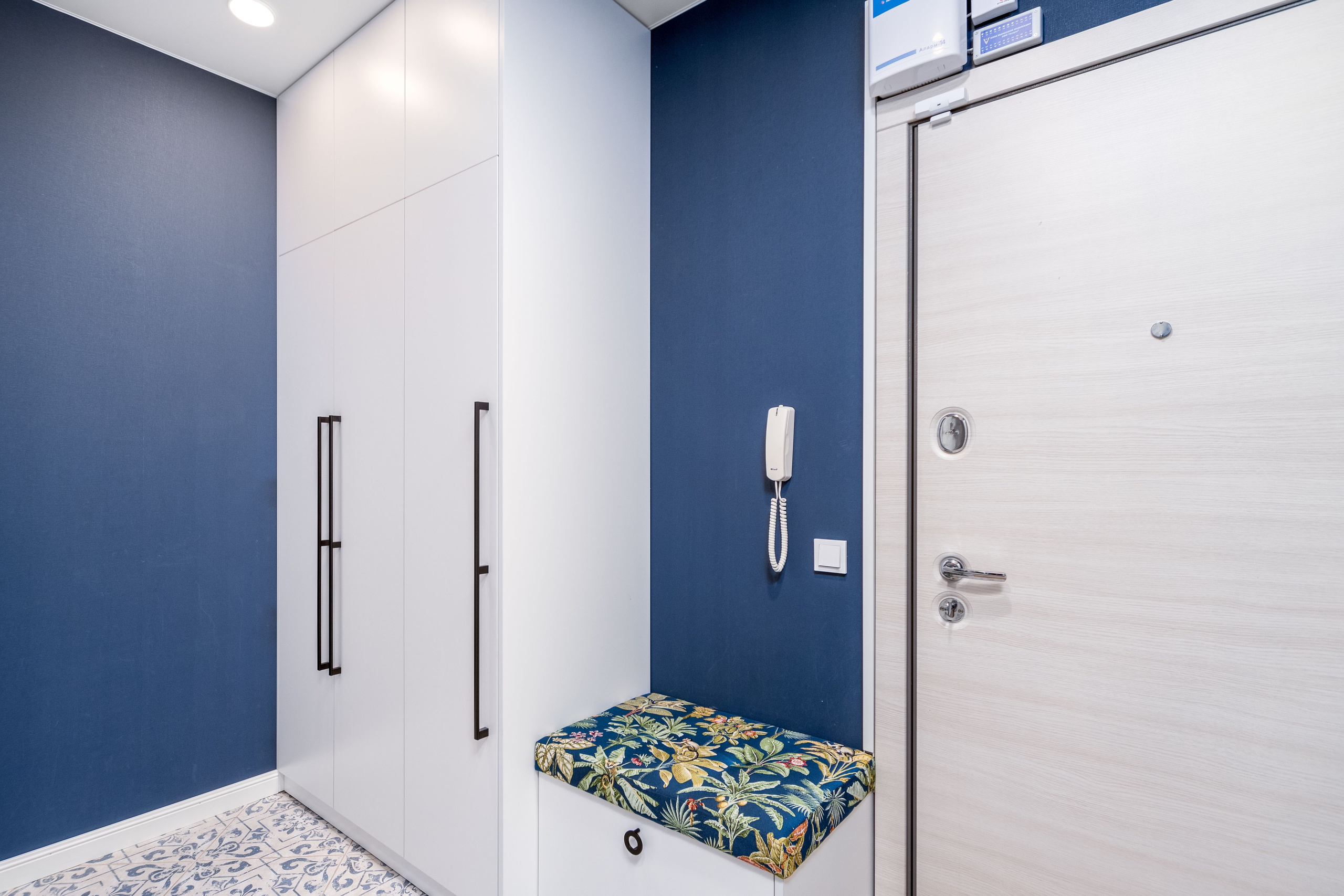 Прихожая - входная дверь, пуфик с подушкой и платяной шкаф