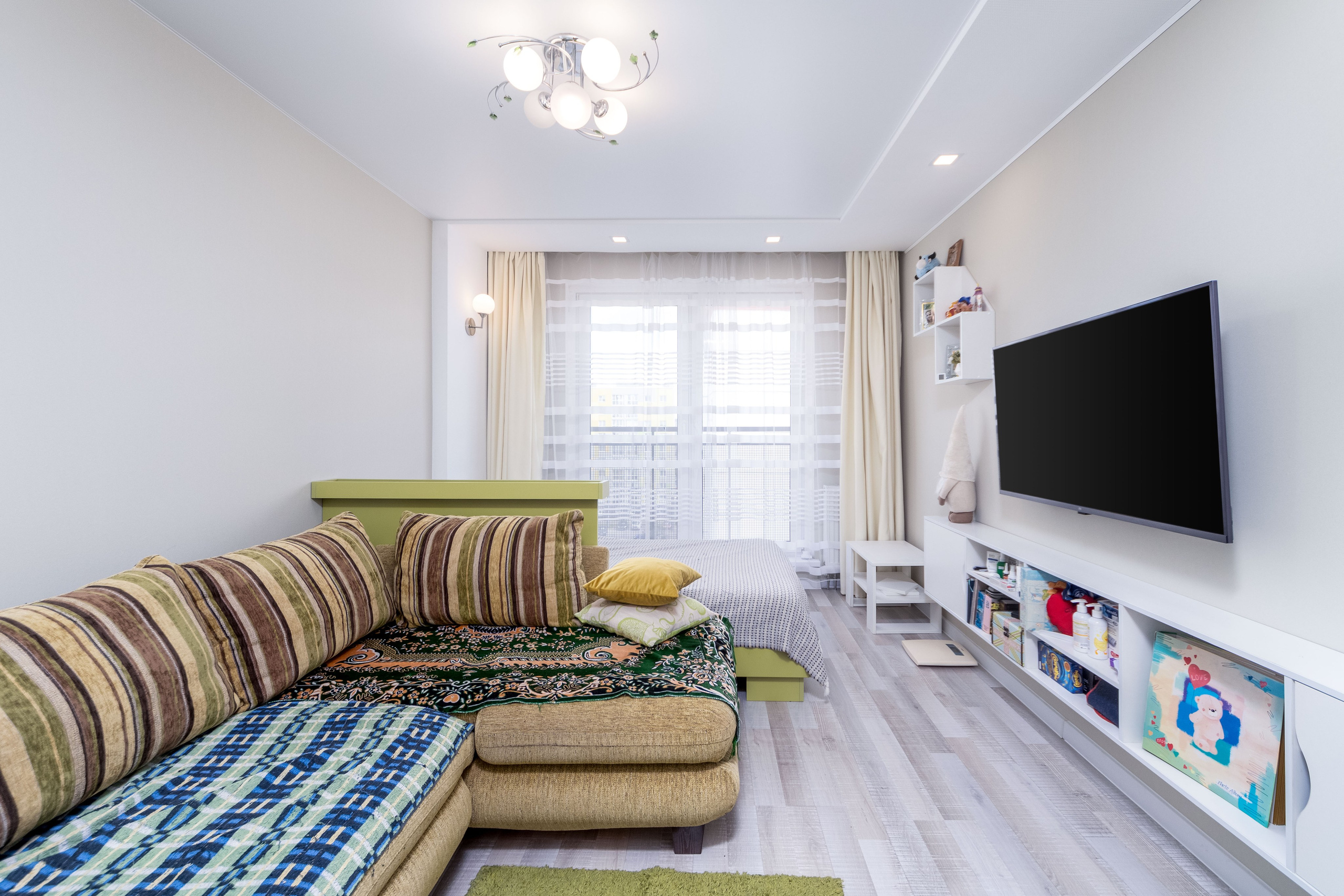 Фото интерьера гостиной в двухкомнатной квартире в Фаниполе