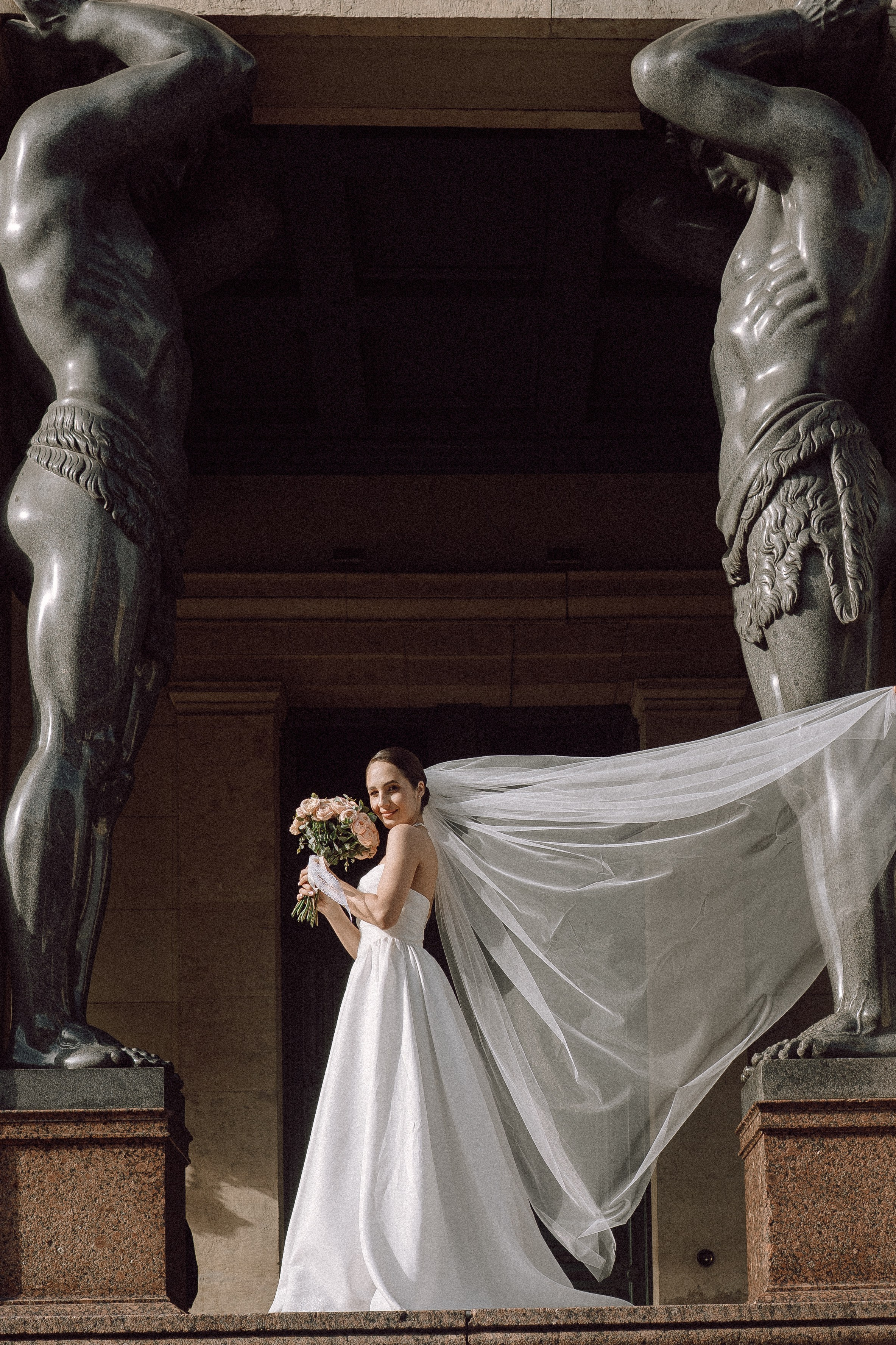 СВАДЕБНАЯ ПРОГУЛКА В САНТК-ПЕТЕРБУРГЕ (ИСАКИЕВСКИЙ СОБОР, ЗИМНЯЯ КАНАВКА, ЭРМИТАЖ И БОЛЬШАЯ МОРСКАЯ УЛИЦА). Профессиональный фотограф, Санкт-Петербург — Виктория Богомолова