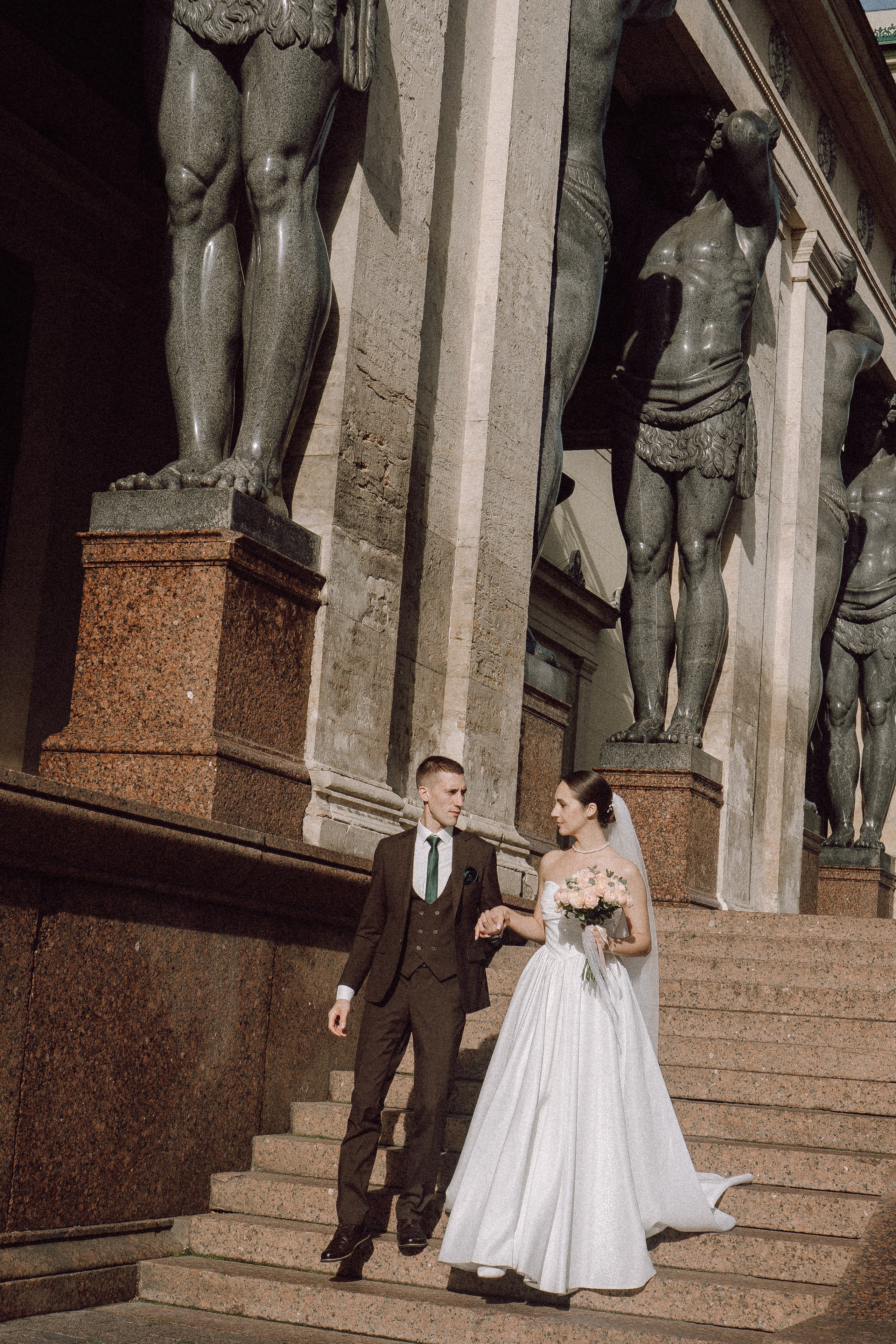 СВАДЕБНАЯ ПРОГУЛКА В САНТК-ПЕТЕРБУРГЕ (ИСАКИЕВСКИЙ СОБОР, ЗИМНЯЯ КАНАВКА, ЭРМИТАЖ И БОЛЬШАЯ МОРСКАЯ УЛИЦА). Профессиональный фотограф, Санкт-Петербург — Виктория Богомолова