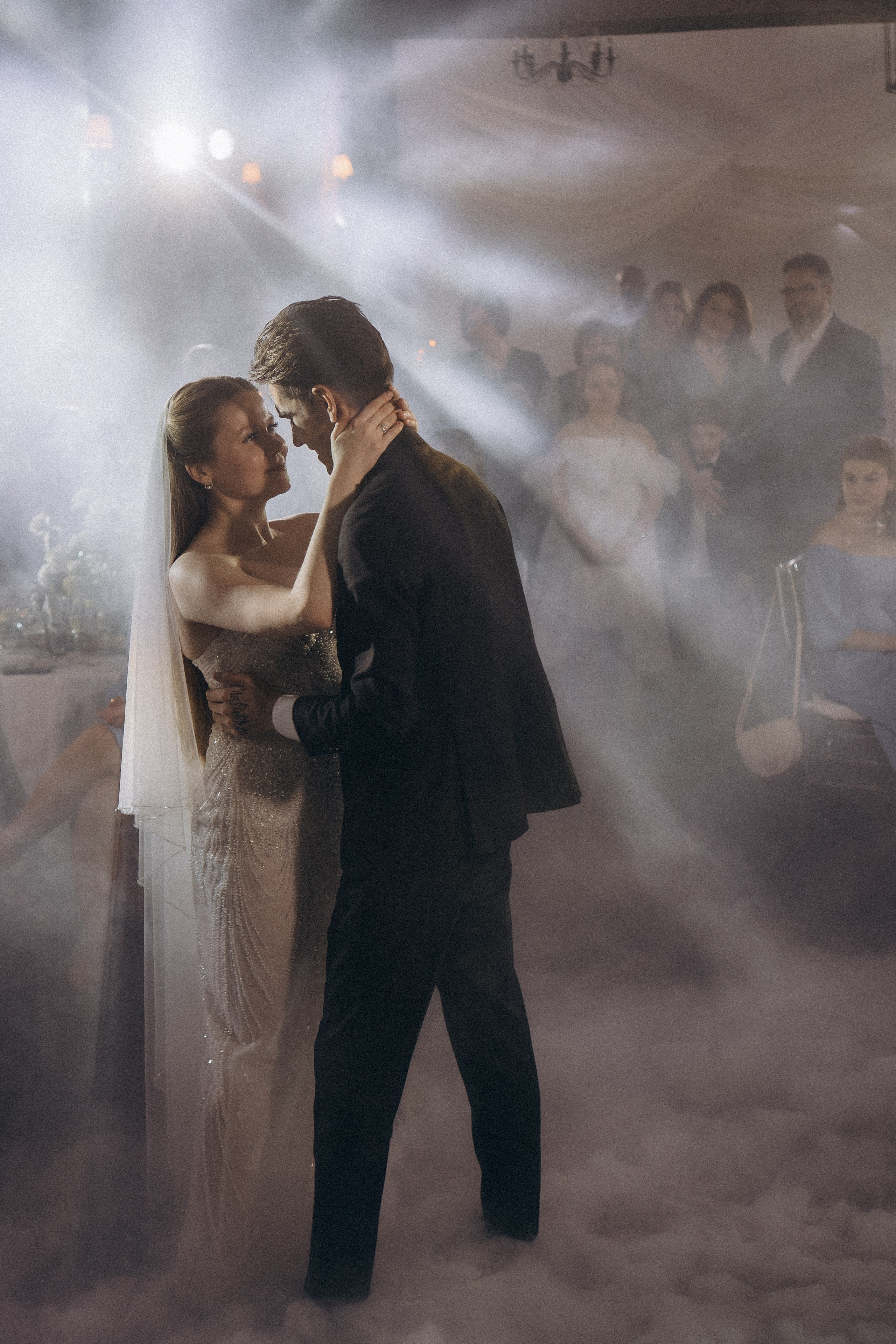 ПЕРВЫЙ ТАНЕЦ МОЛОДЫХ НА БАНКЕТЕ. ТРОГАТЕЛЬНЫЙ МОМЕНТ (СНЯТО В СИБИРЕ В НИЖНЕВАРТОВСКЕ). Профессиональный фотограф, Санкт-Петербург — Виктория Богомолова