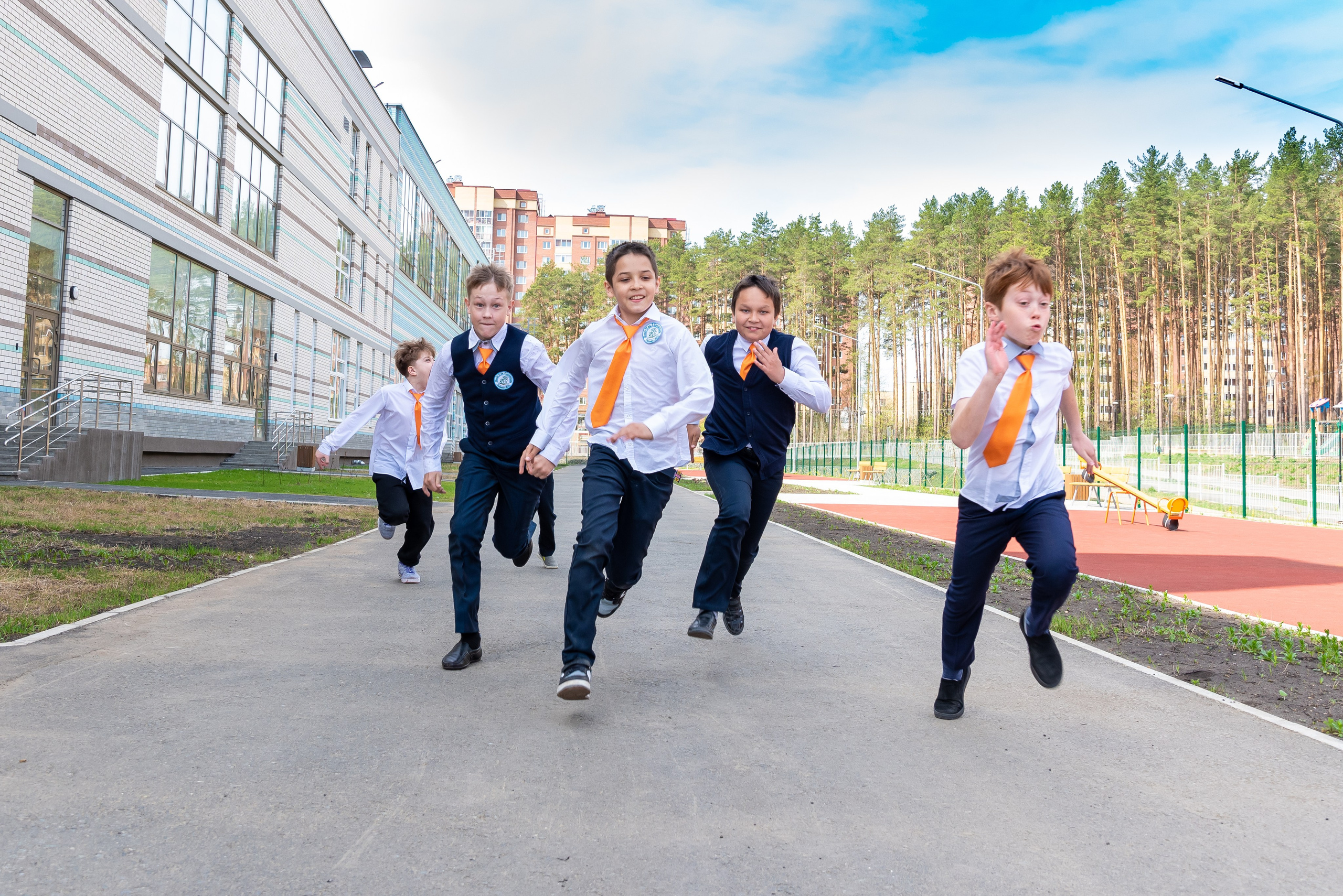 В школьном дворе, парке. Детский фотограф в Екатеринбурге и Берёзовском Евгений Кондаков