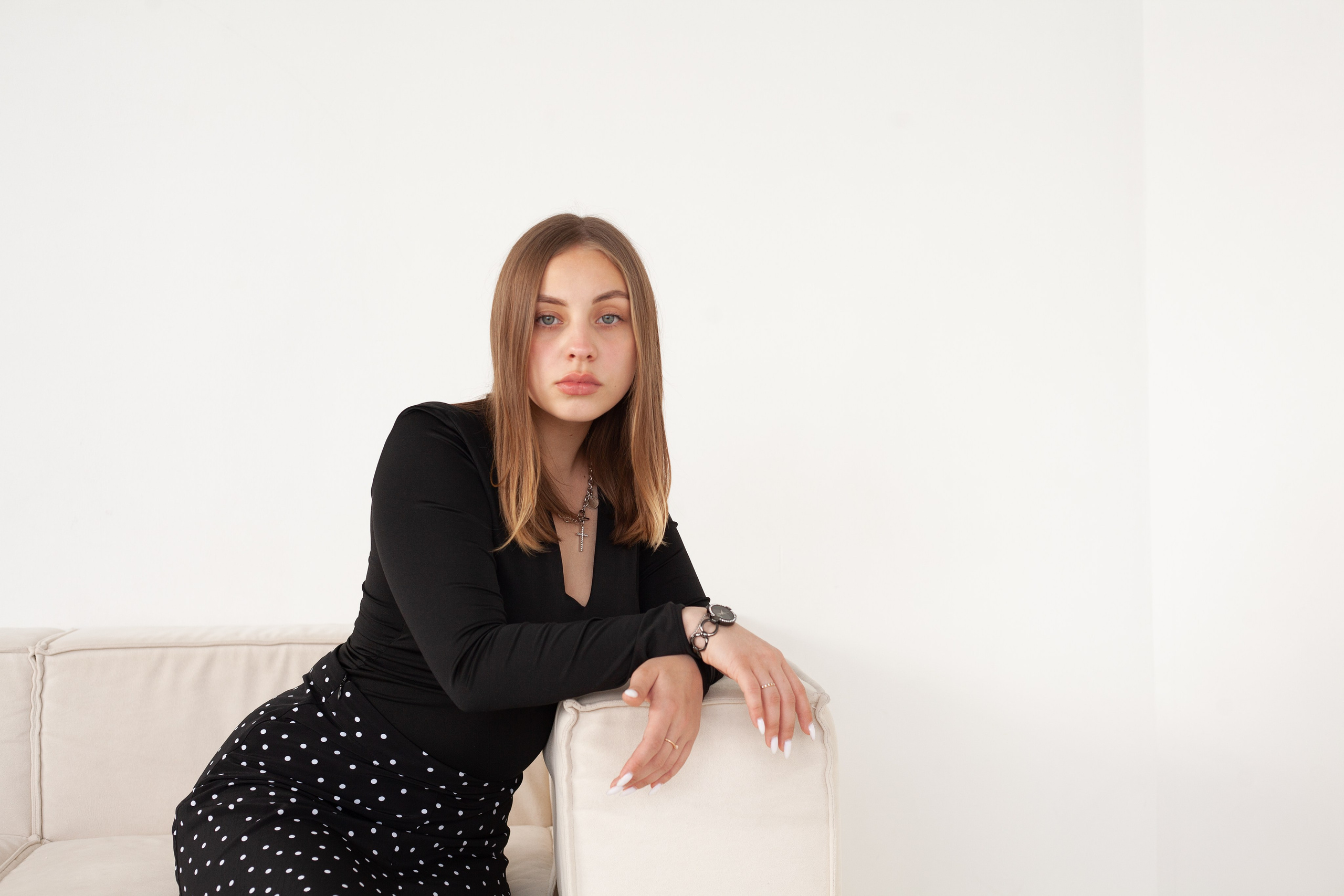 Девушка сидит на диване