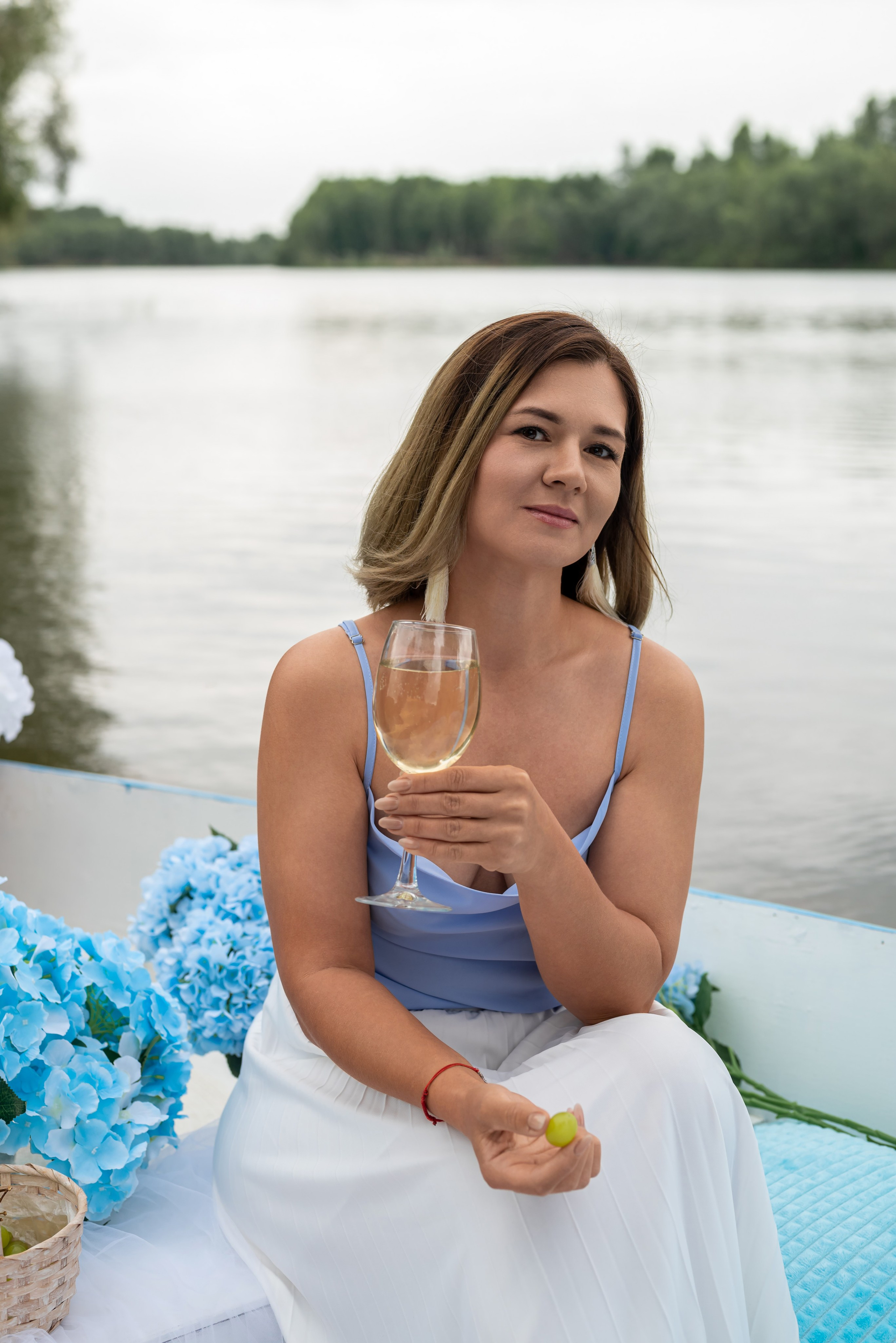 Фотопроект на лодке с голубыми гортензиями. Фотограф в городе Салават