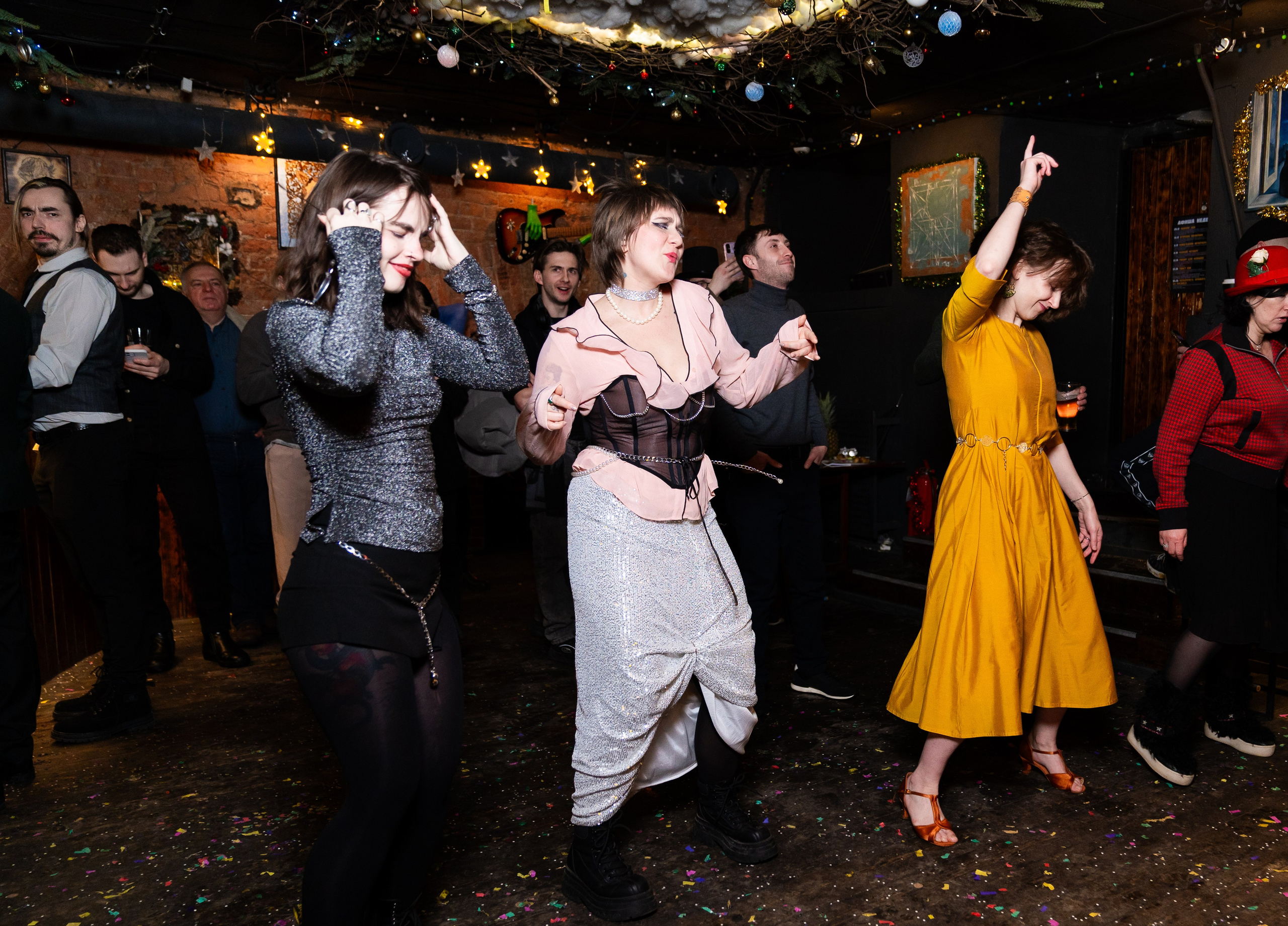 Новый год 2026. Новогодняя ночь 2026 в баре Дебошир (Debaser). Репортажный, street и urban фотограф в Санкт-Петербурге Мальцев Евгений