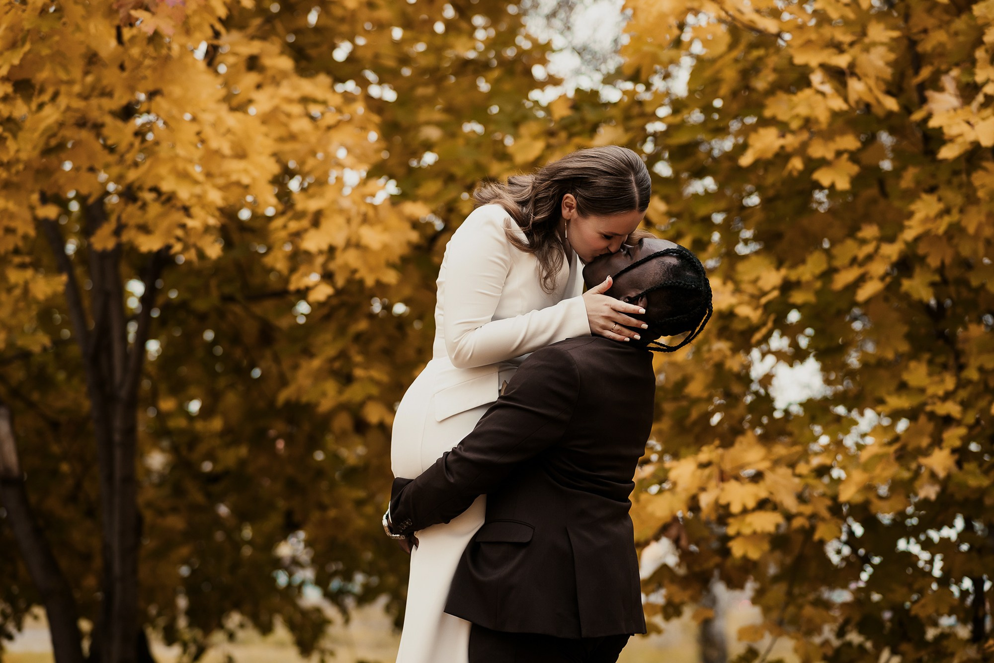 Свадебная осенняя фотосессия в кленах. Свадебный и репортажный фотограф в Ярославле Евгений Сальников