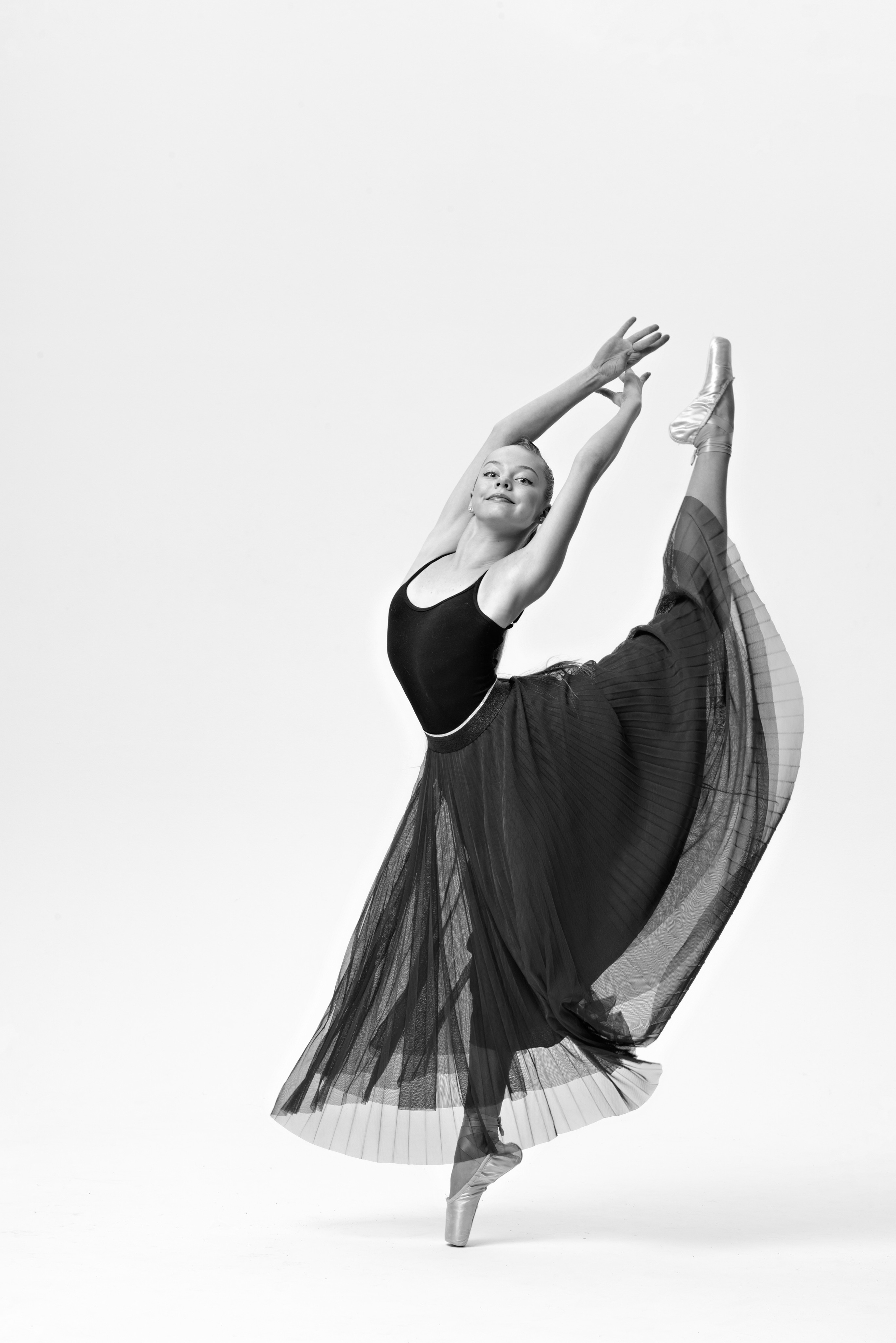 Балерина Арина в юбке. Белый фон. Спортивный фотограф в Туле и Тульской области. Файсханова Фото Спорт