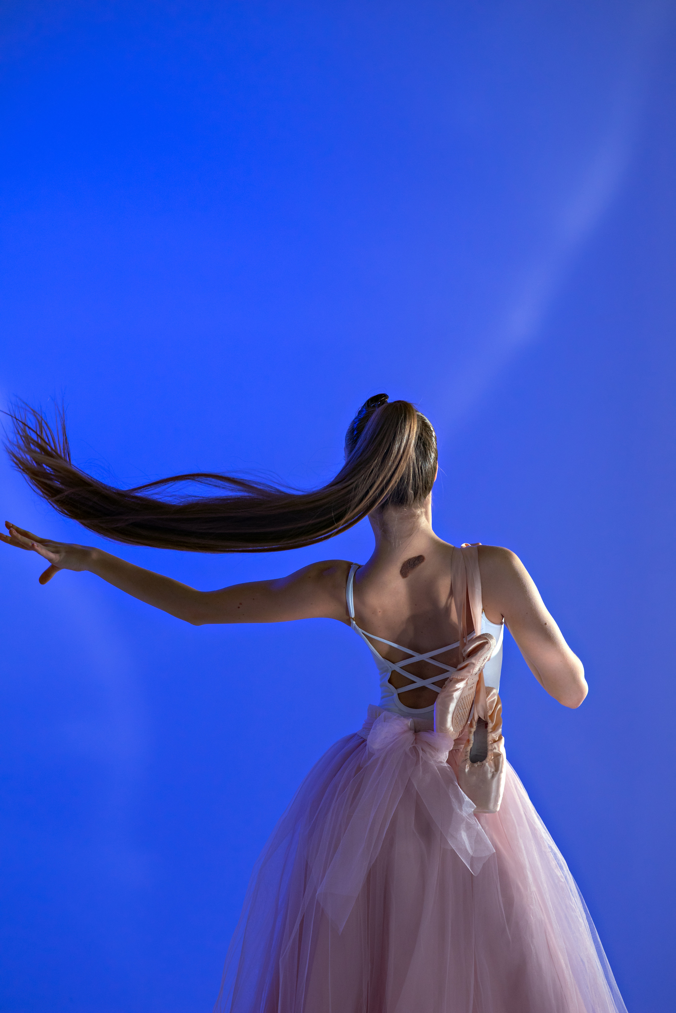 Балерина Арина. Фото с&nbsp;бликами. Голубое небо.