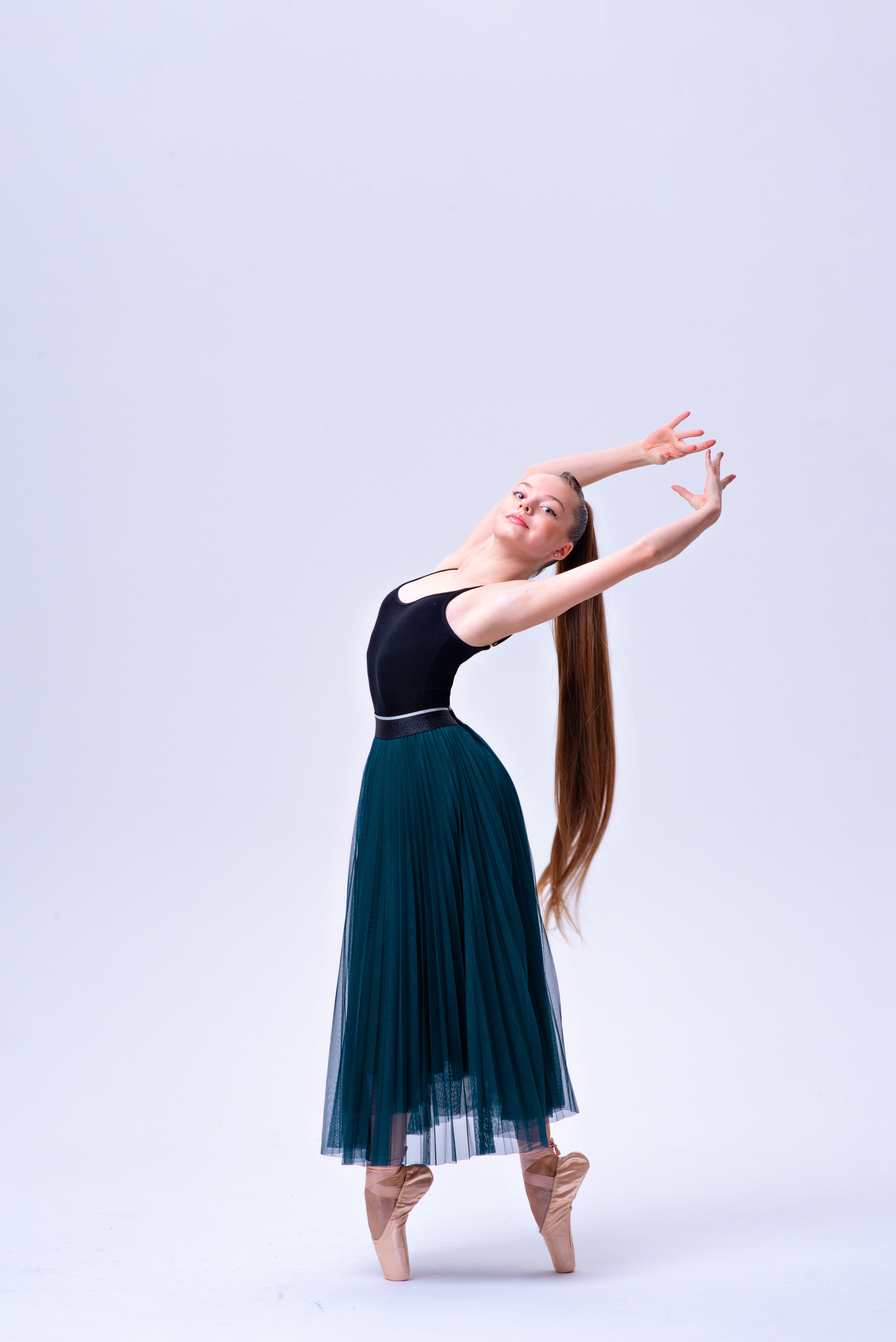 Балерина Арина в юбке. Белый фон. Спортивный фотограф в Туле и Тульской области. Файсханова Фото Спорт
