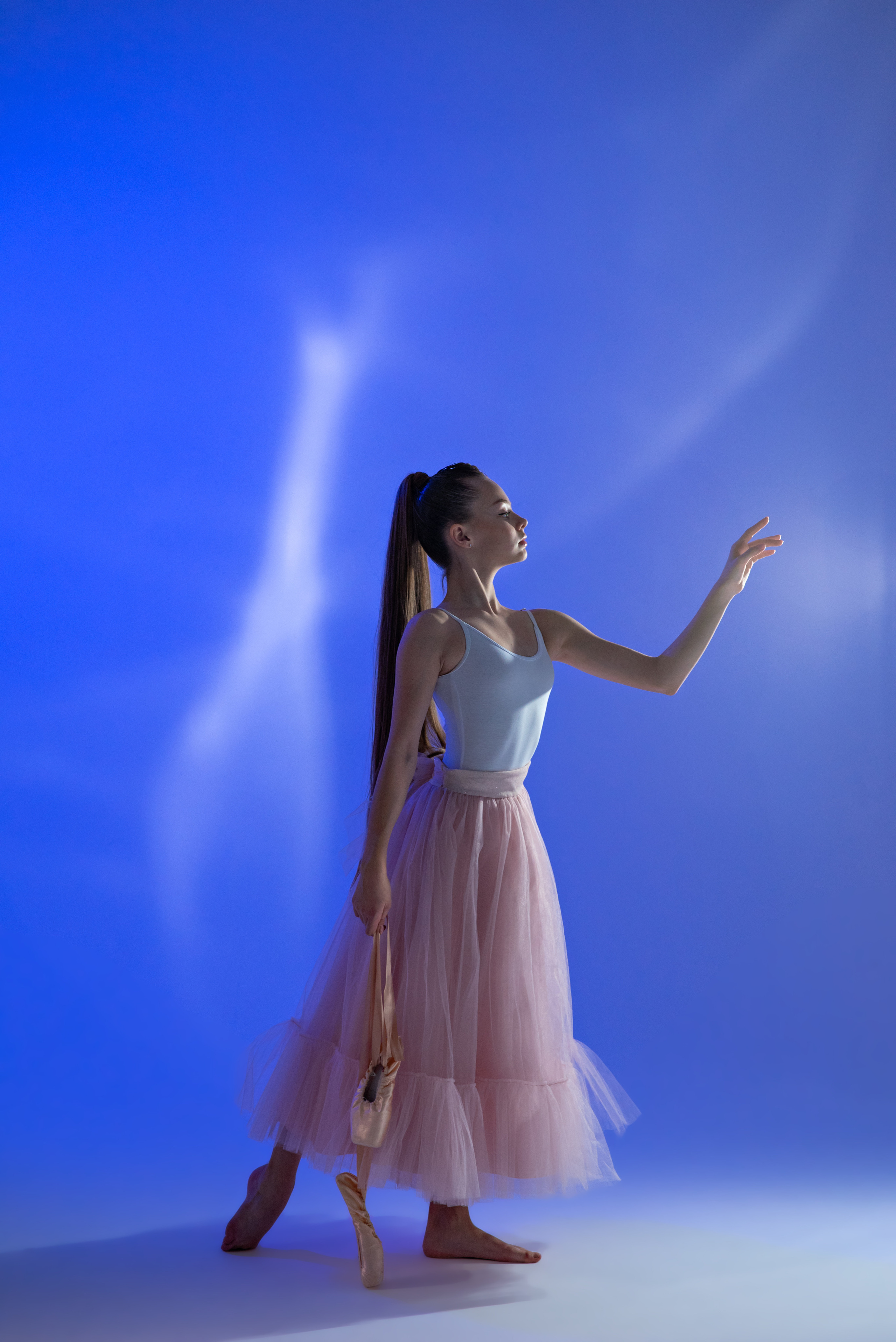 Балерина Арина. Фото с бликами. Голубое небо. Спортивный фотограф в Туле и Тульской области. Файсханова Фото Спорт