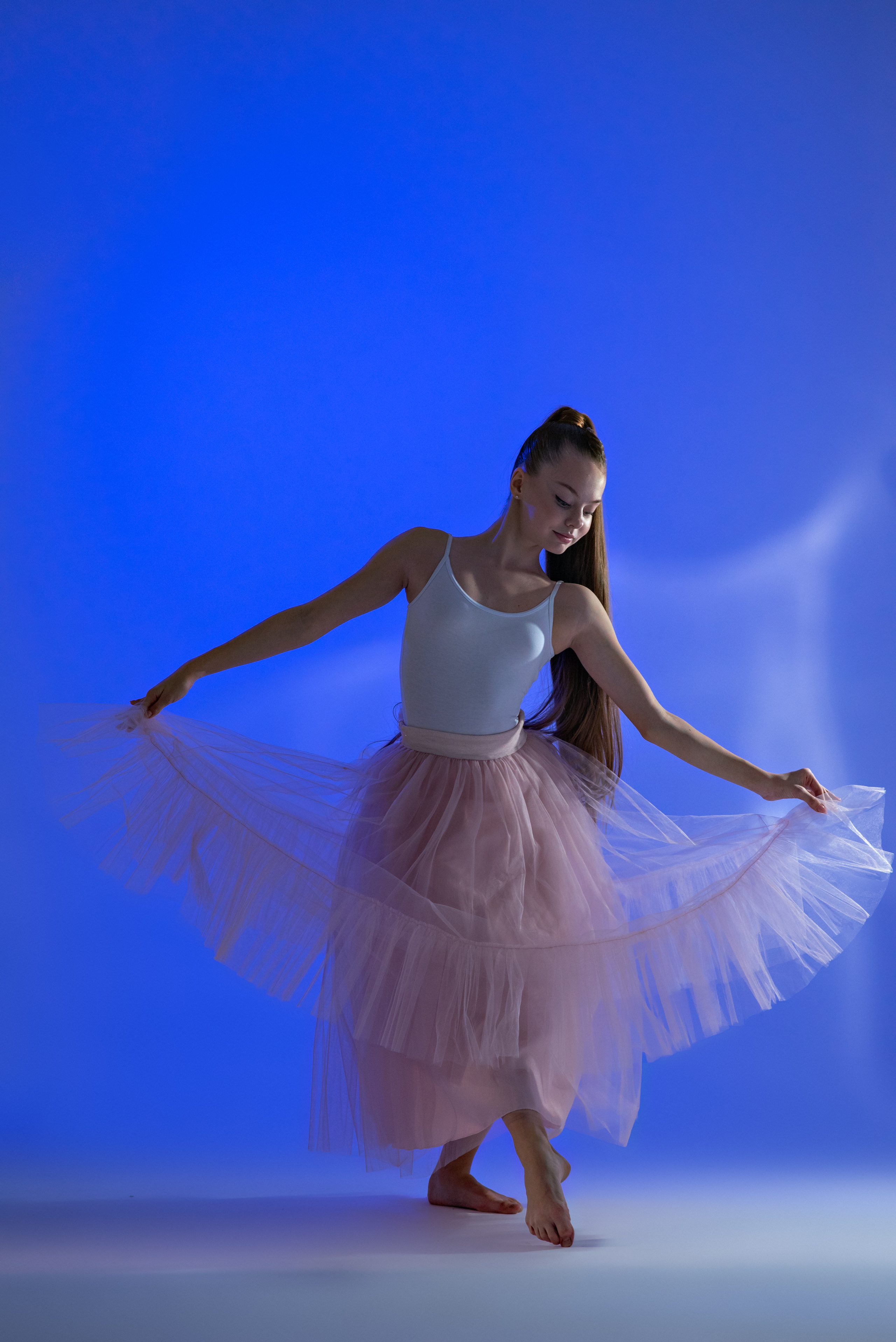 Балерина Арина. Фото с бликами. Голубое небо. Спортивный фотограф в Туле и Тульской области. Файсханова Фото Спорт