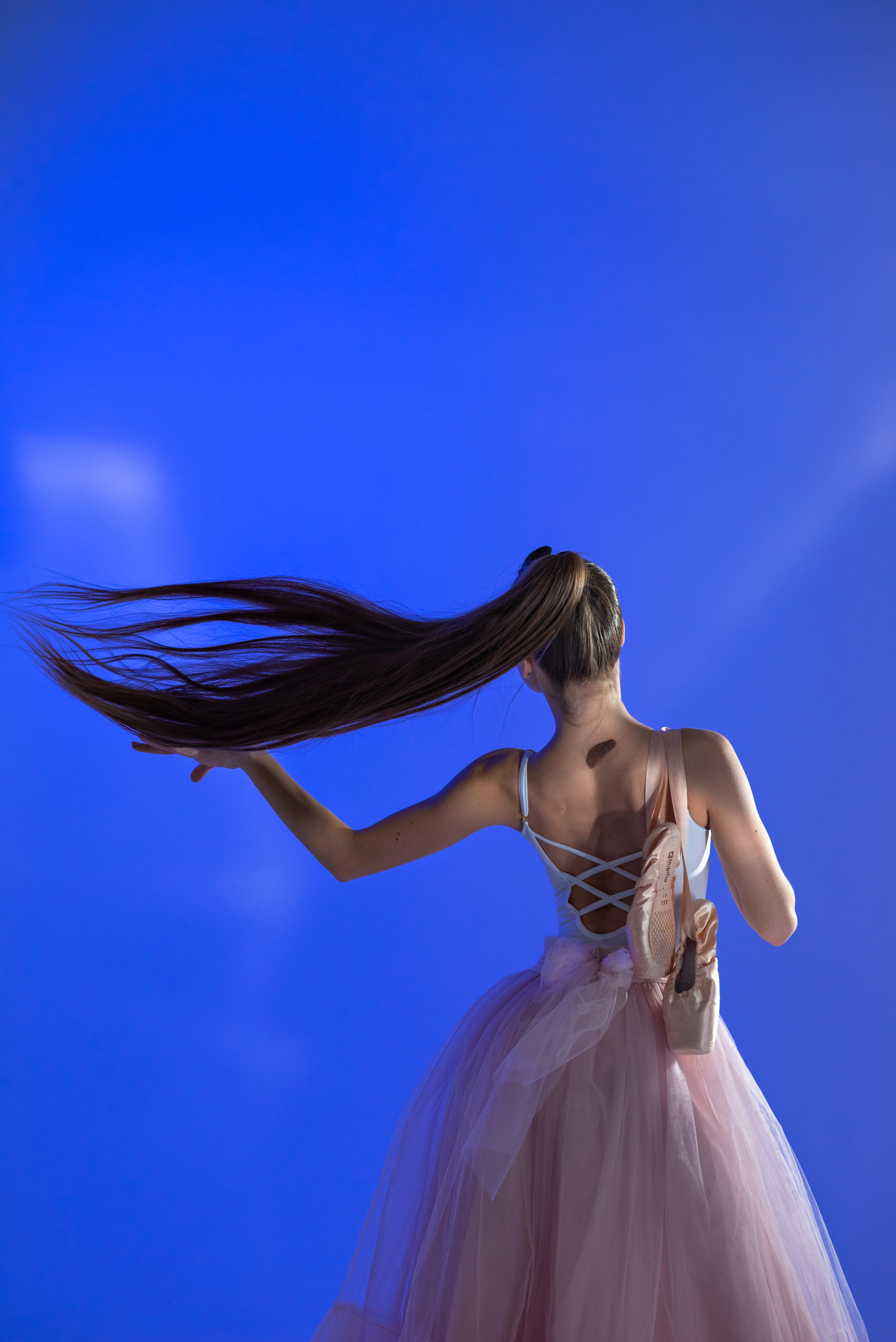 Балерина Арина. Фото с бликами. Голубое небо. Спортивный фотограф в Туле и Тульской области. Файсханова Фото Спорт