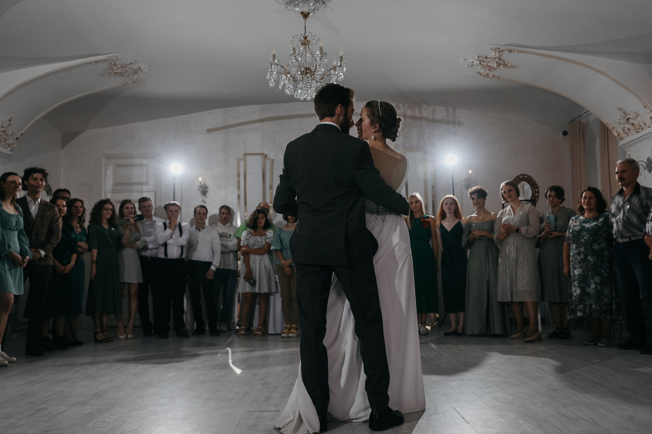 Любовь — противовес этому ужасу, любовь — акт единения и сохранения. Свадебный фотограф в Санкт-Петербурге