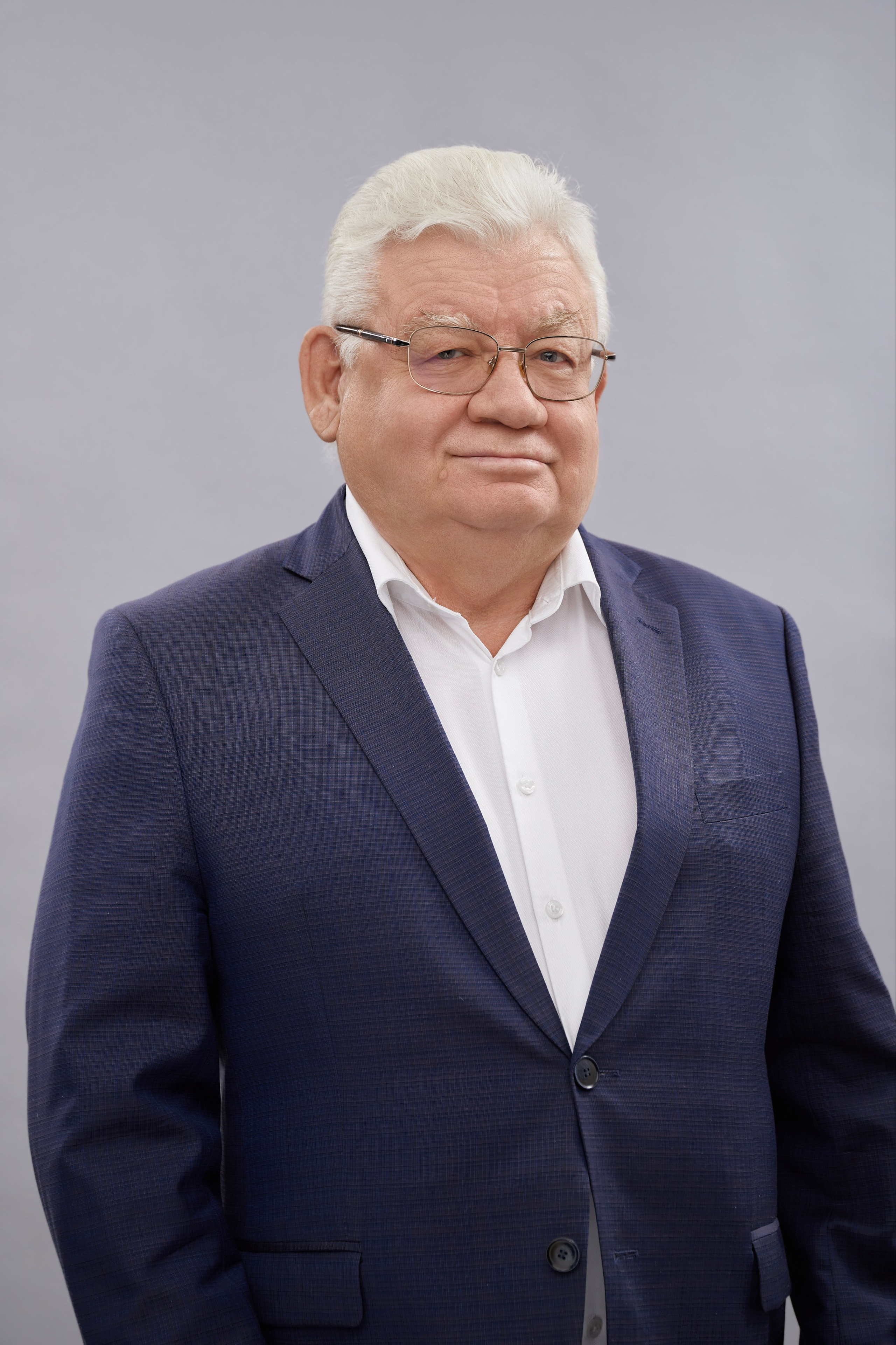 "Профессиональный портрет мужчины в студии""Женский портрет с естественным освещением""Крупный план портрета улыбающейся женщины""Портретная съемка в студии для делового портфолио"Для съемки сотрудников компании:"Группа сотрудников компании на корпоративной фотосессии""Портреты сотрудников офиса для корпоративного сайта""Фотосъемка команды компании в рабочей обстановке""Деловой портрет сотрудника для бизнес-профиля"