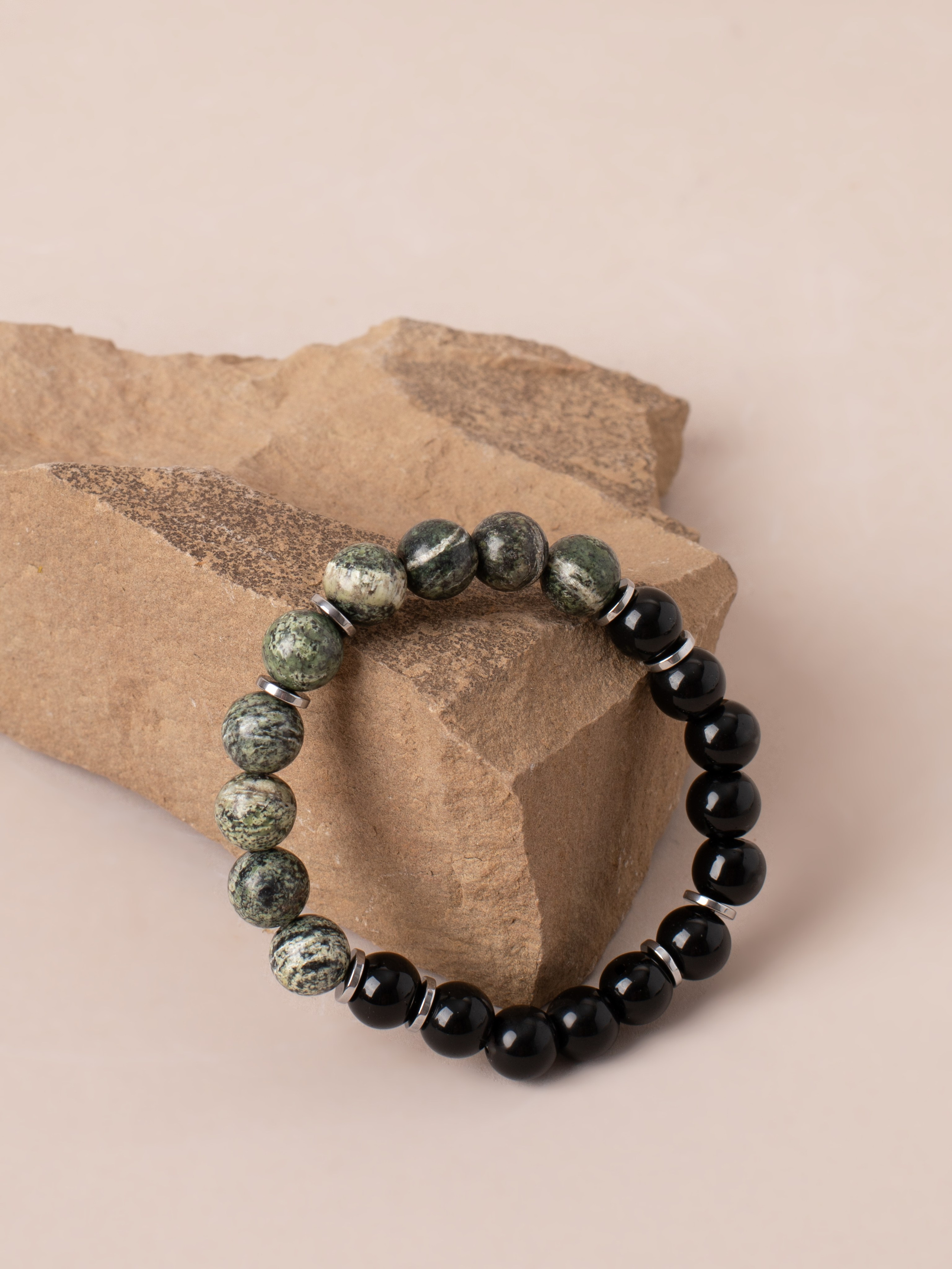 Браслеты ручной работы. Фотостудия предметной и модельной съёмки для маркетплейсов