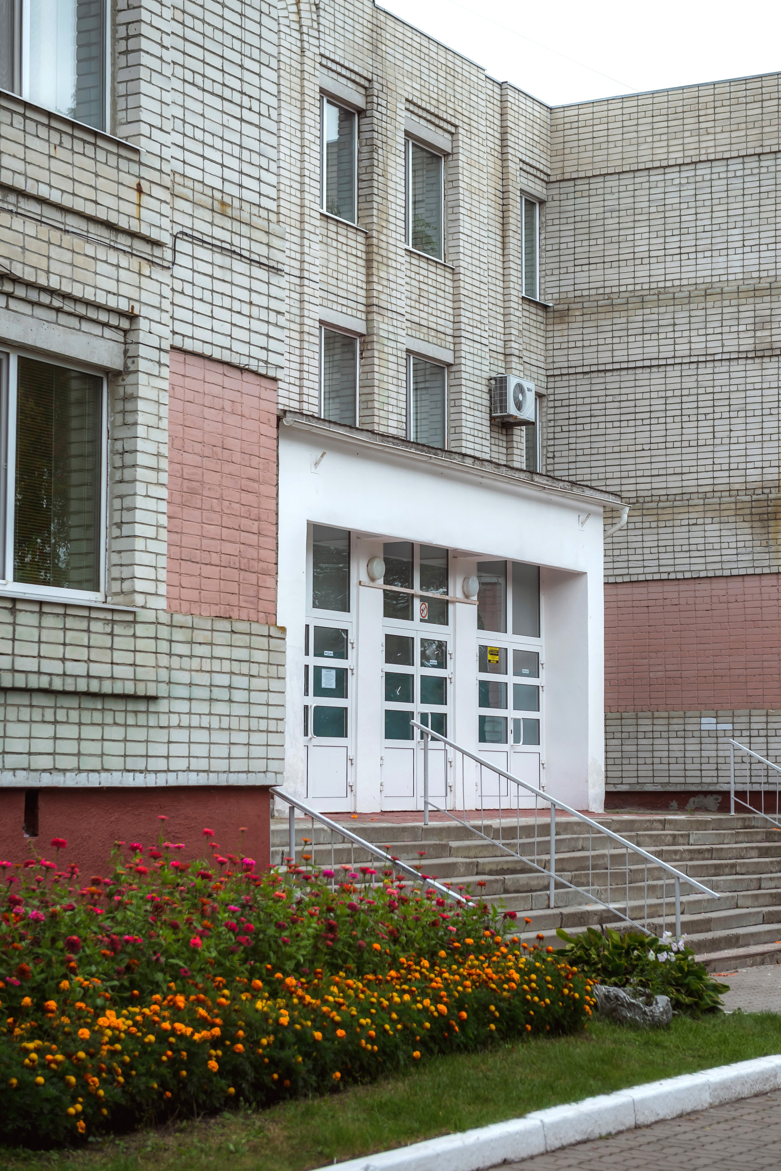 Линейка 11-е классы 2023. Фотограф Галина Лисанова, г. Брянск