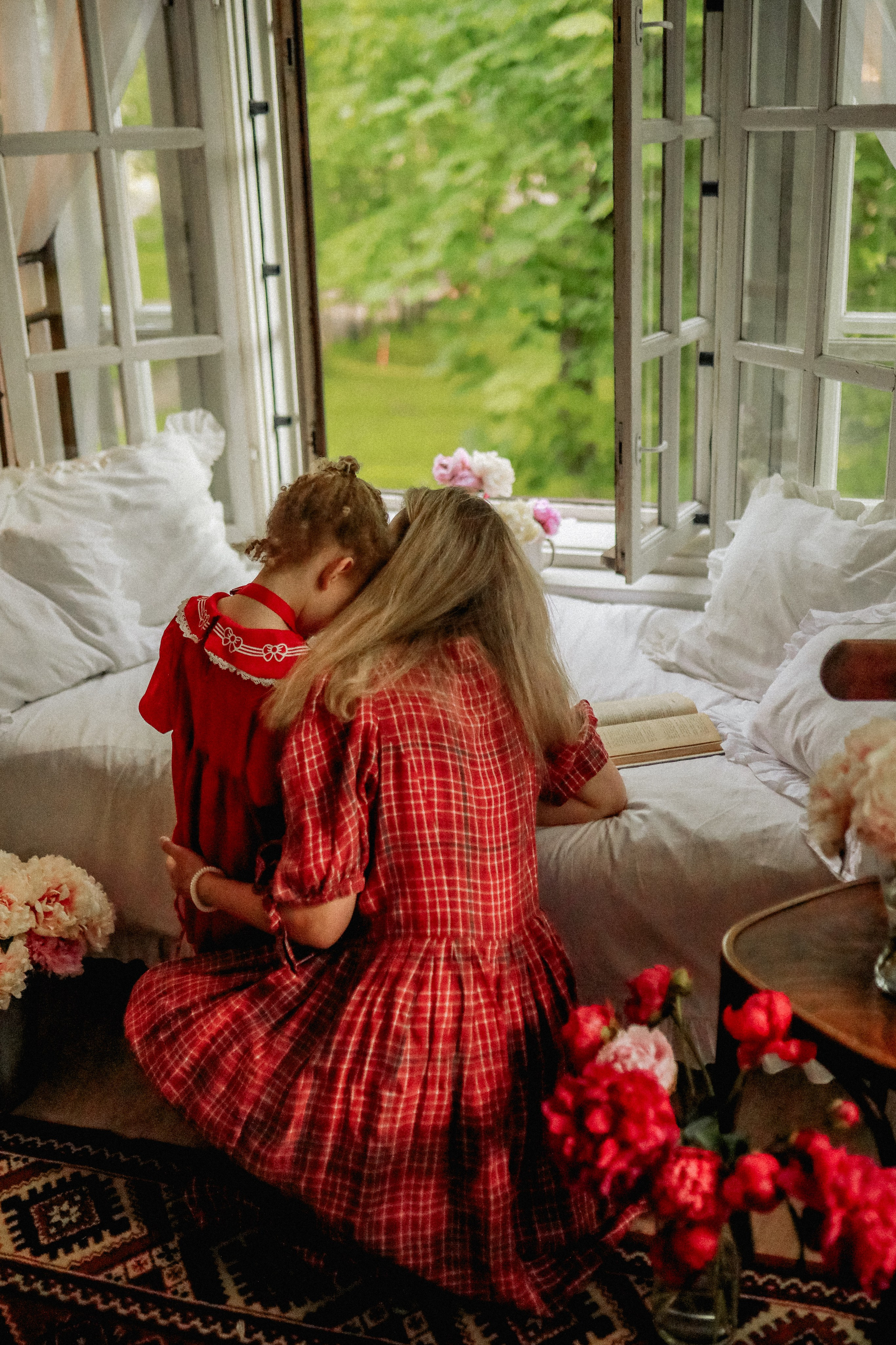 Пионы на балконе