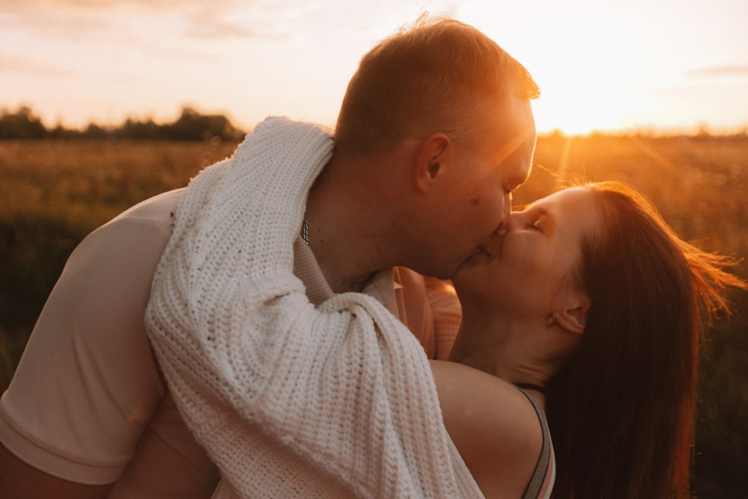 Поле love story на закате. Семейный фотограф Тюмень, фотограф на роды Салмина Мария