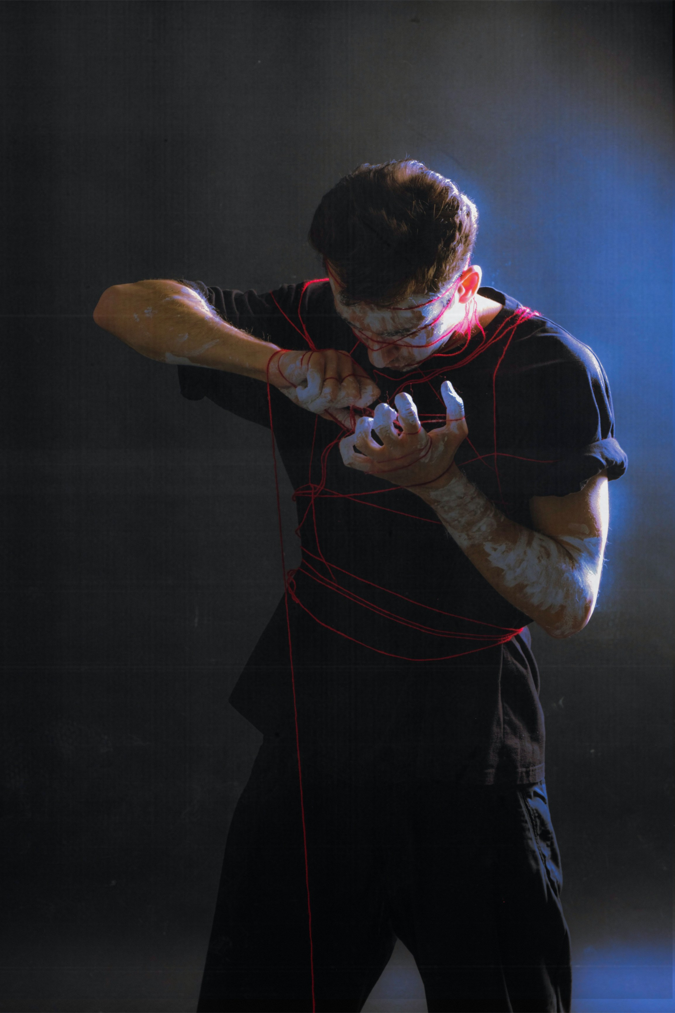 Эмоции. Краска и красные нити. Мари — фотограф и видеограф из Москвы