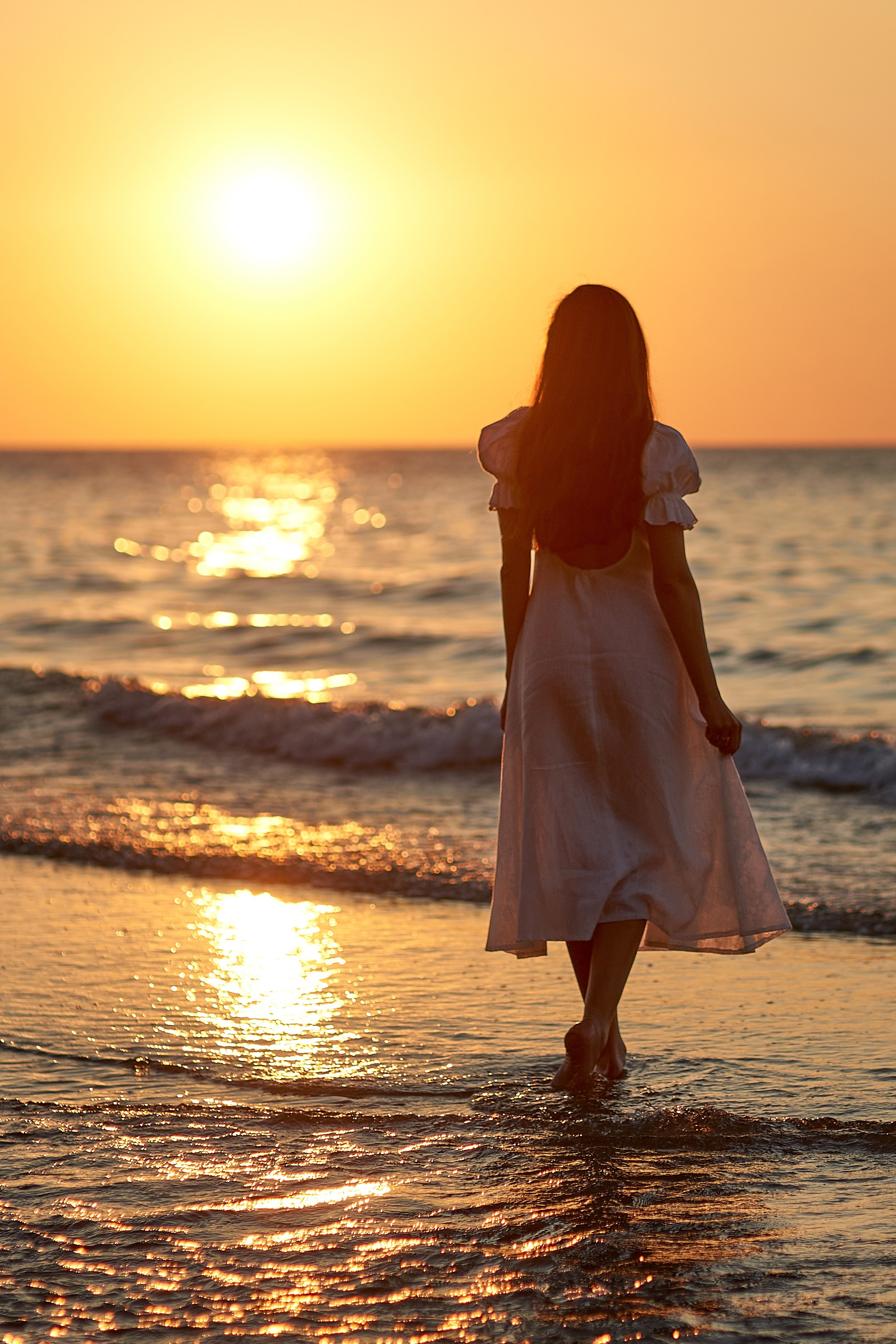 Девушка море волны солнце закат