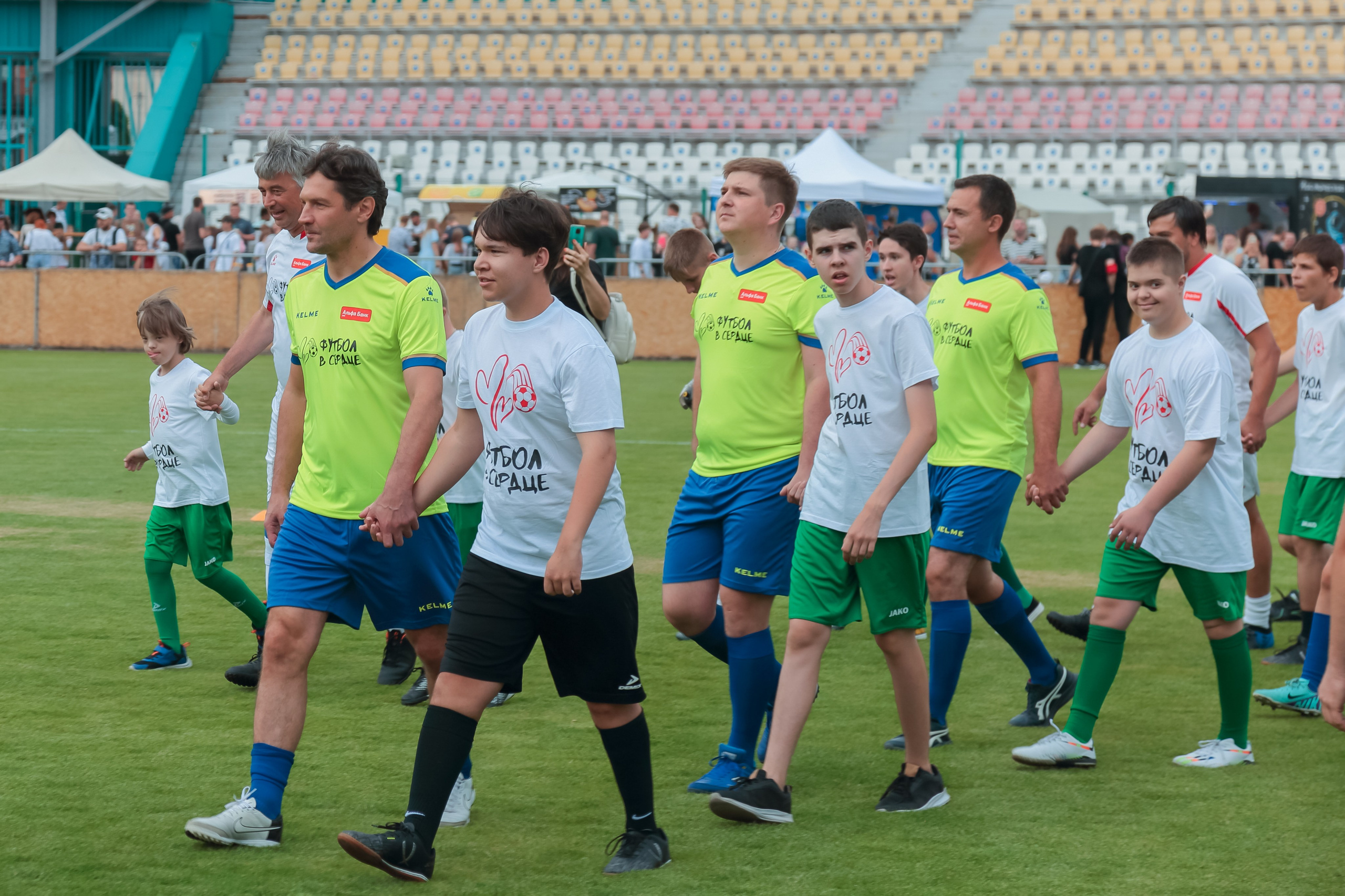 Детская спортивная фотосессия в действии на футбольном поле Липецка.