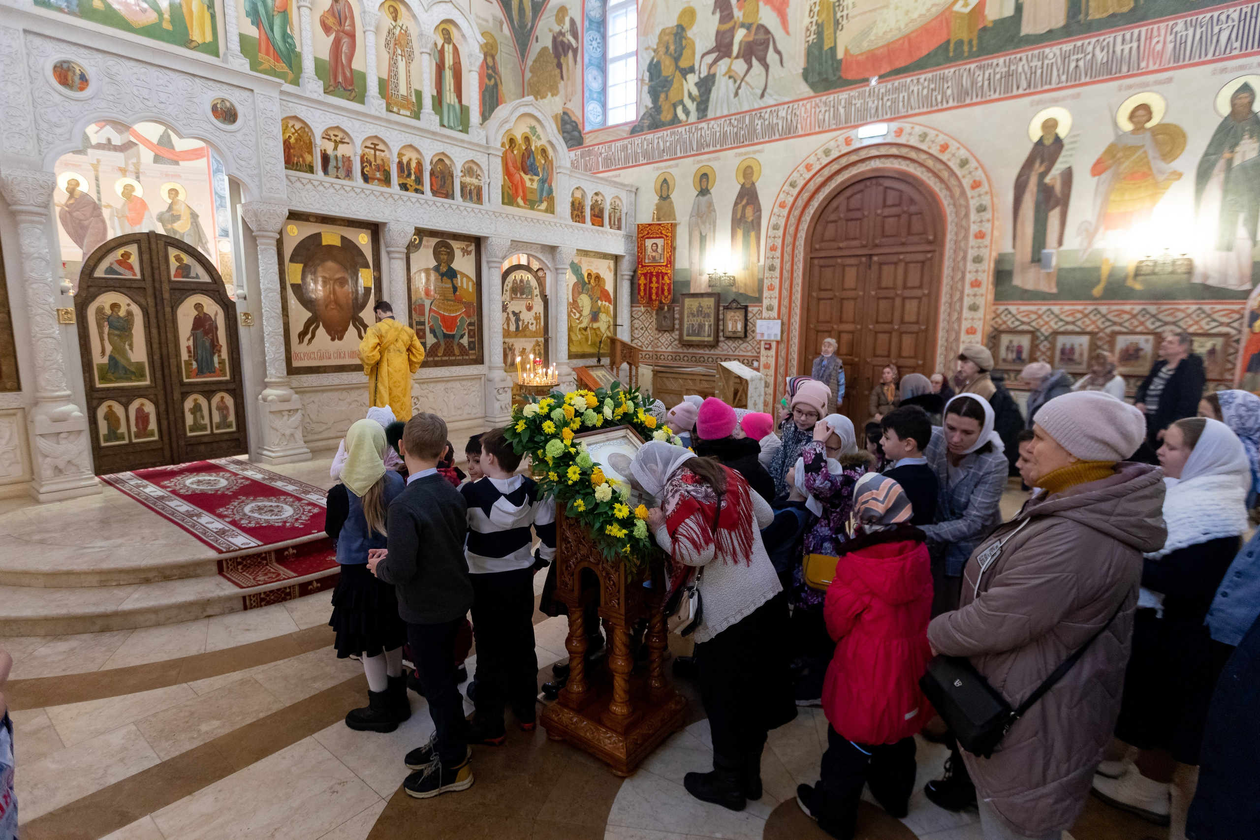 Праздничное богослужение Святителю Николаю 19 декабря. Интерьерный фотограф в Москве Роман Потапов
