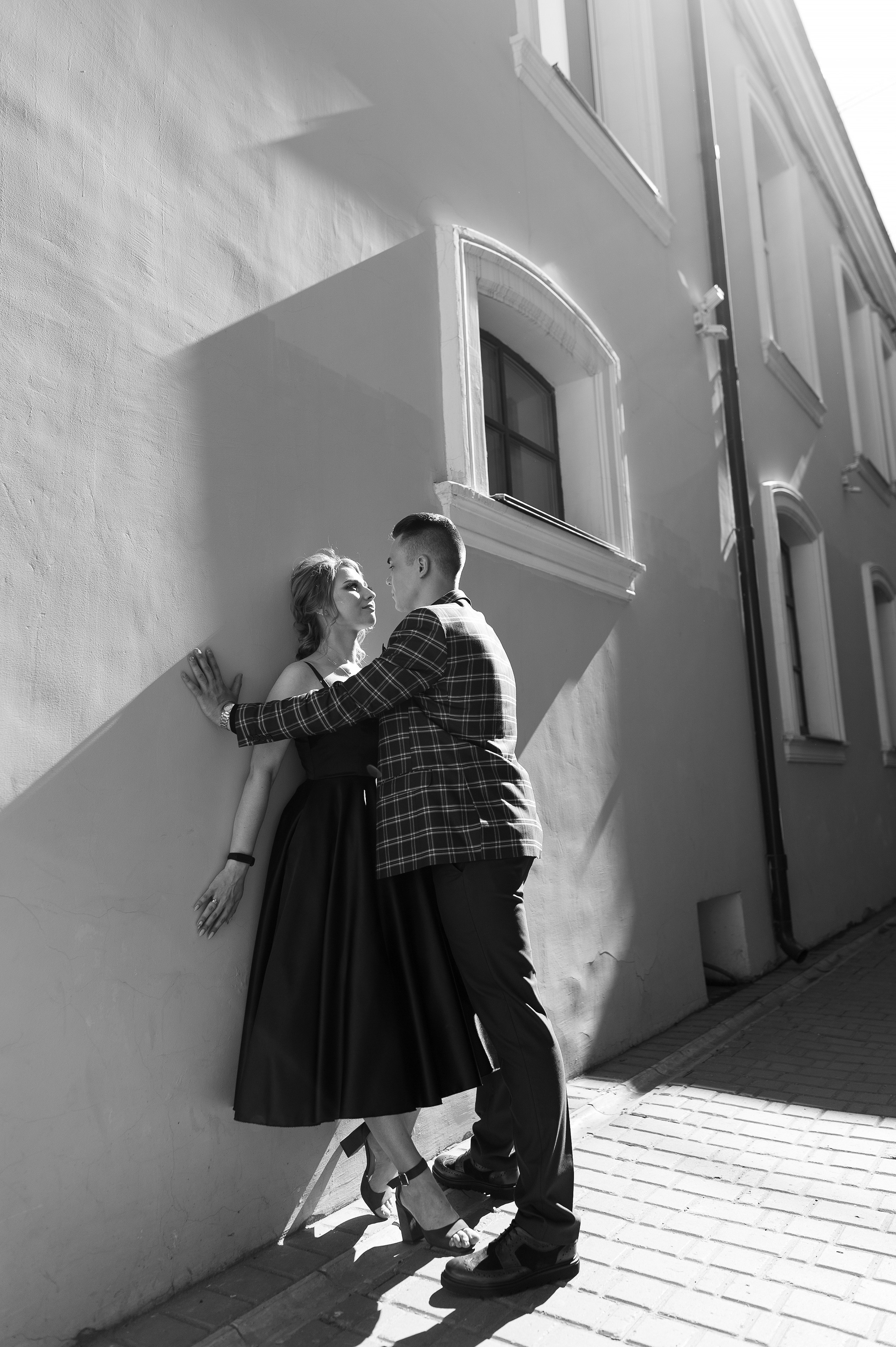 Влюбленные защли в дворик, чтобы сделать крутое фото.